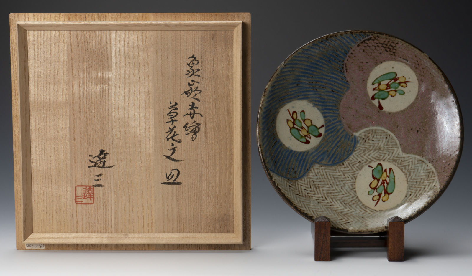 Shimaoka Tatsuzo 島岡達三, Plate with inlaid and overglaze enamel (Aka-e) floral design