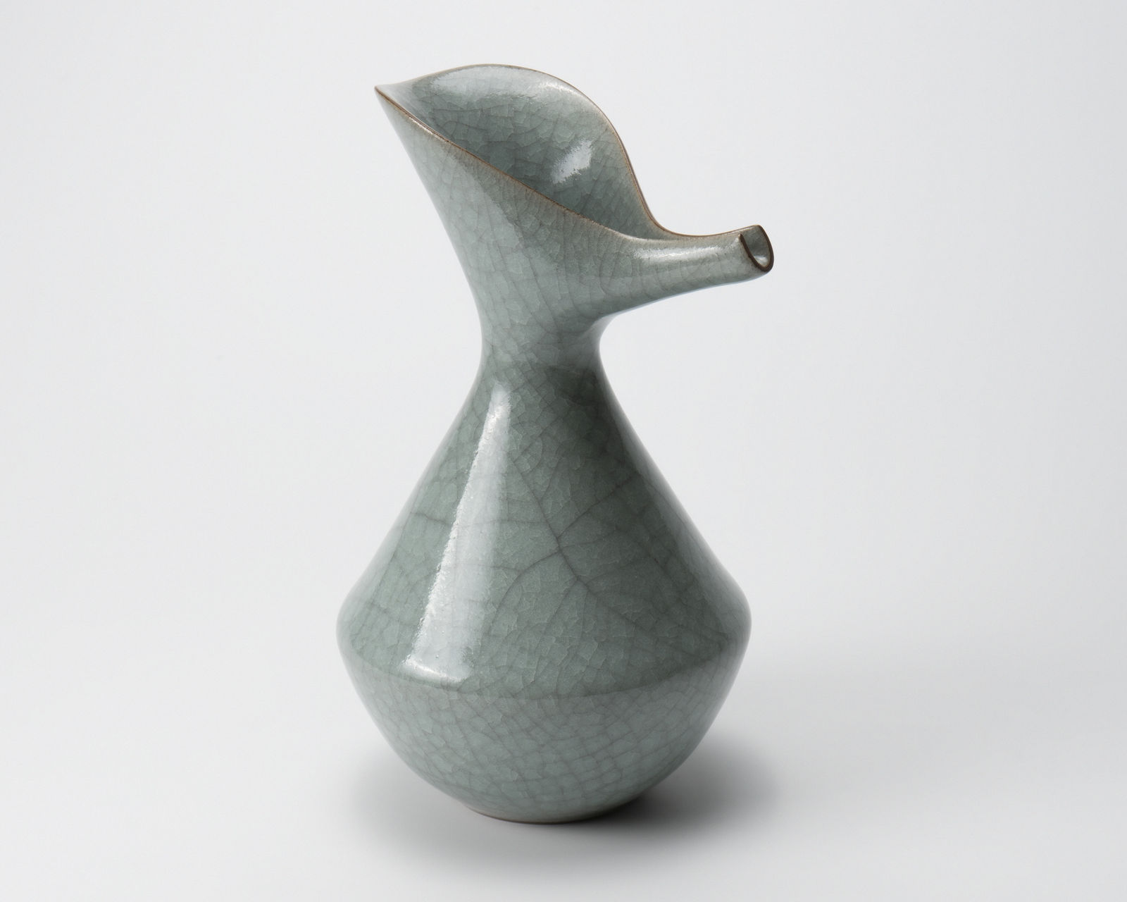 Yoshida Shuhei 吉田周平, Celadon spouted flower vase, 2023