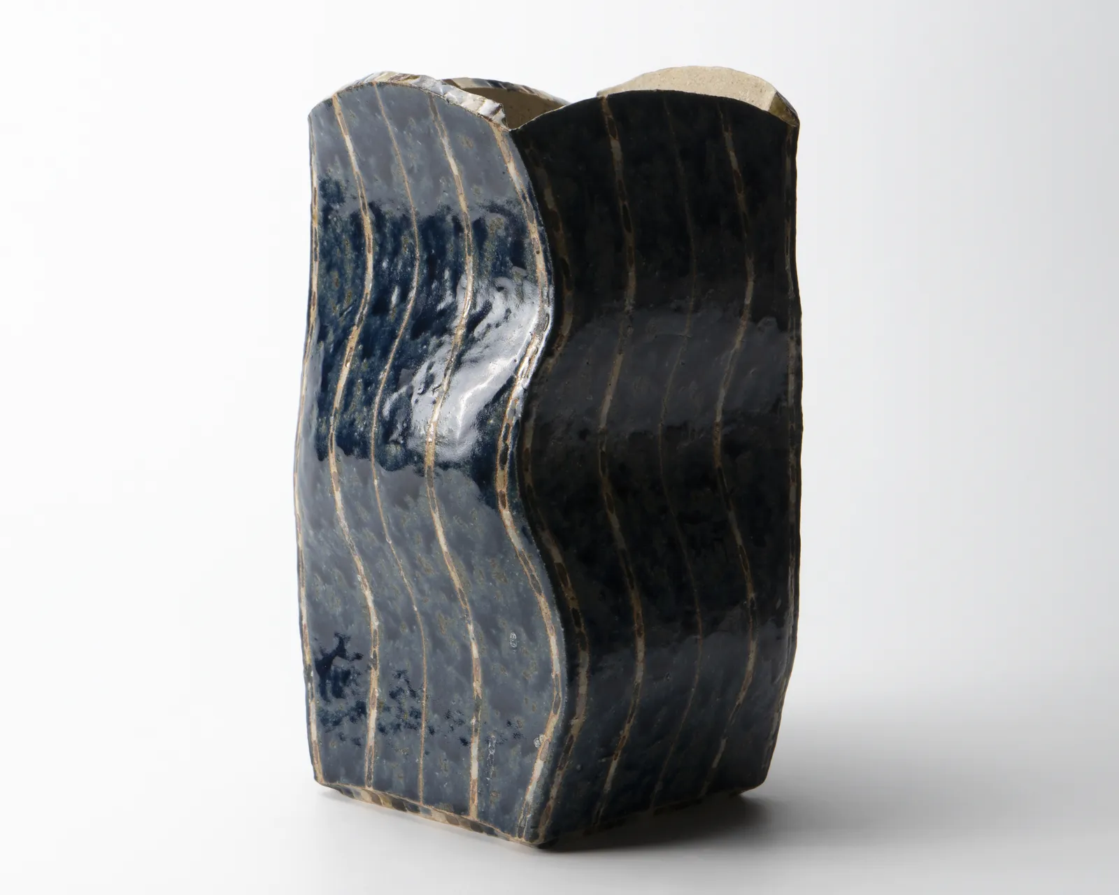 KAMODA Taro 加守田太郎, Jar with geometric wave designs, 2005