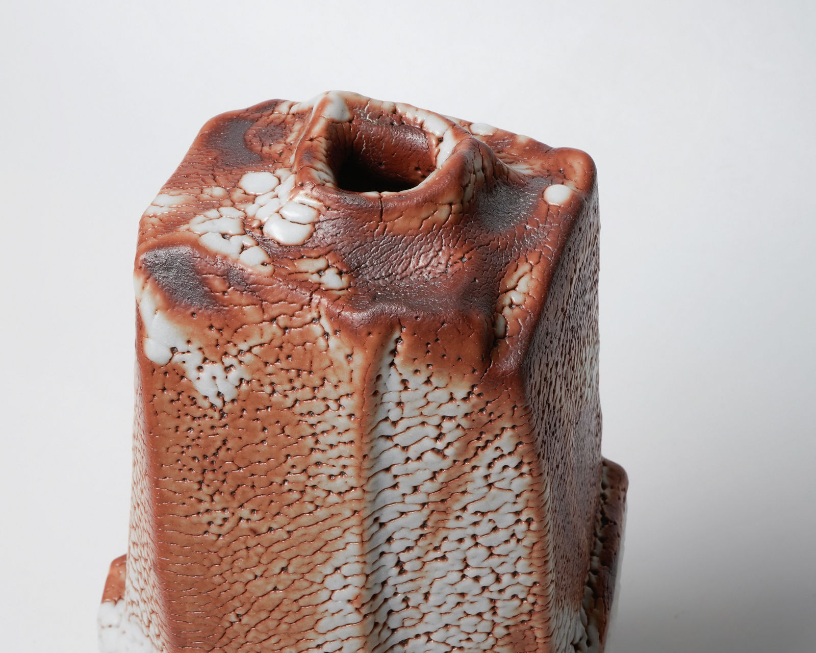 Hayashi Shotaro 林正太郎, Red Shino faceted flower vase