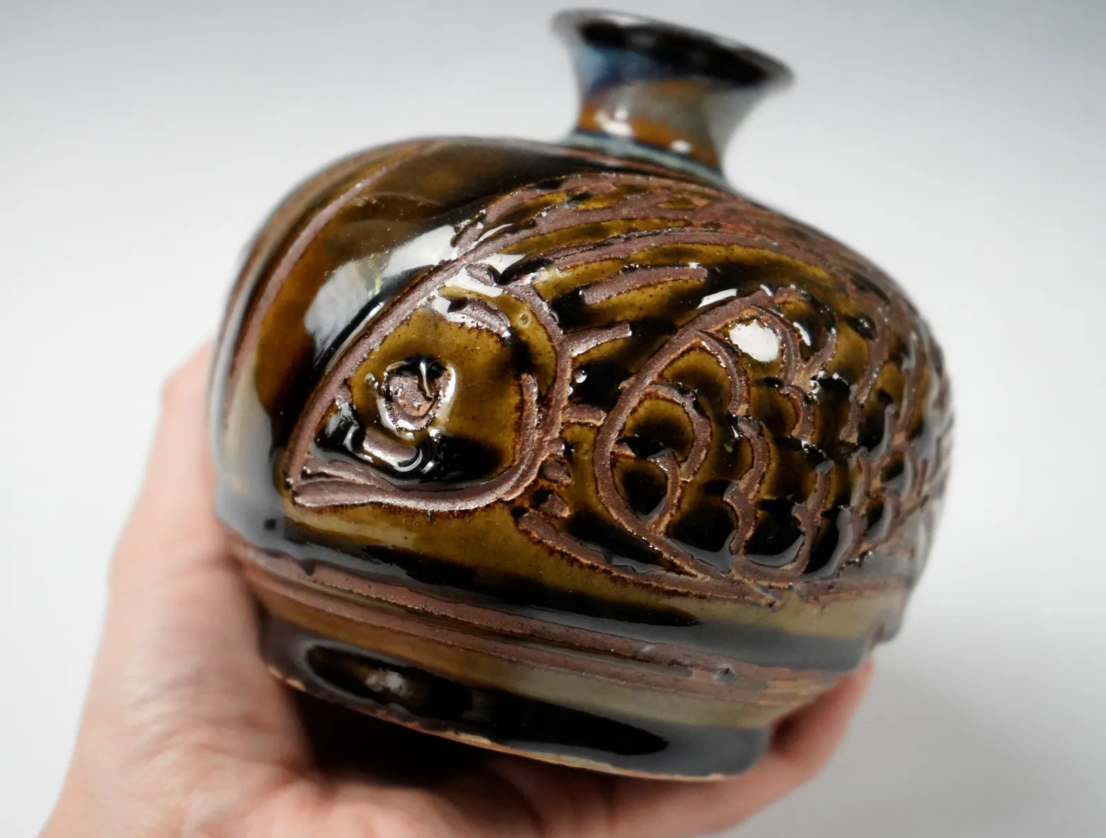 Kinjo Jiro 金城次郎, Flower Jar with Shrimp and Fish Pattern 海老魚文花瓶