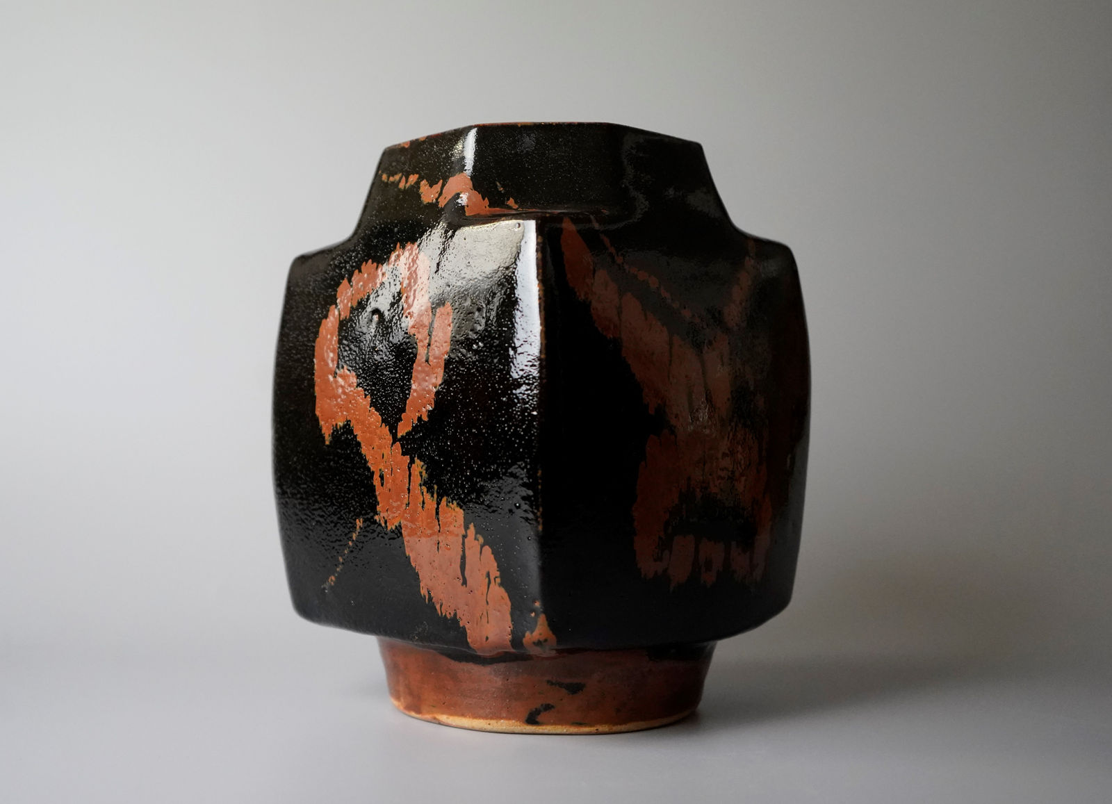 Hamada Shoji 濱田庄司, Black Glazed Jar with Persimmon Glaze Trailing 黒釉錆流掛方壺