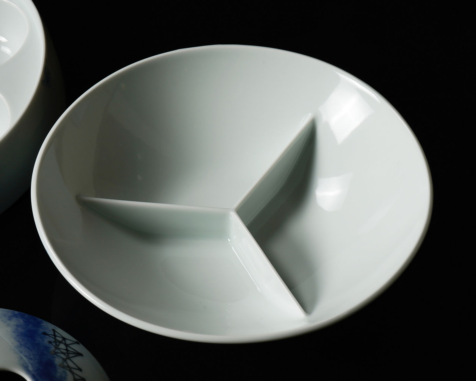 Terauchi Shinji 寺内信二, Five-tiered moon shaped box with galaxy design in gold and silver 金銀彩銀河文 珠型五段重, 2024