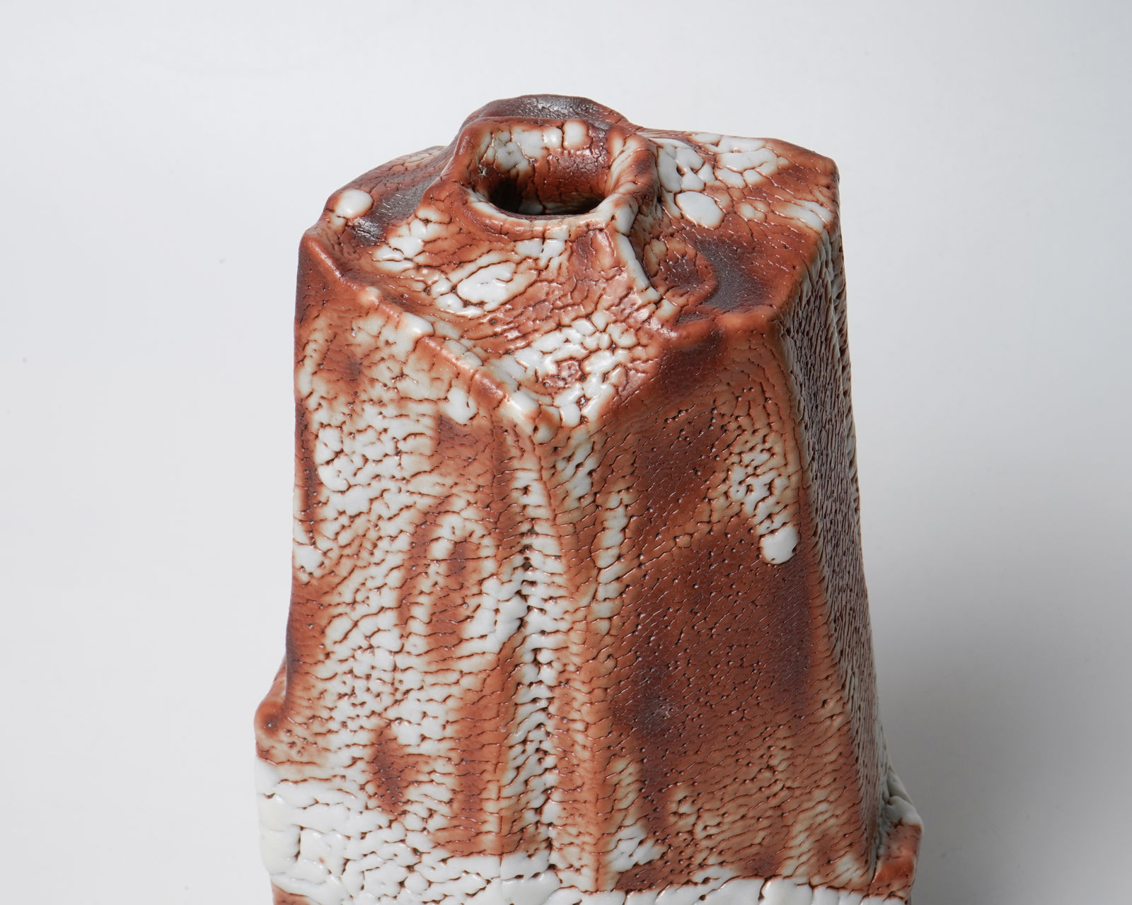 Hayashi Shotaro 林正太郎, Red Shino faceted flower vase