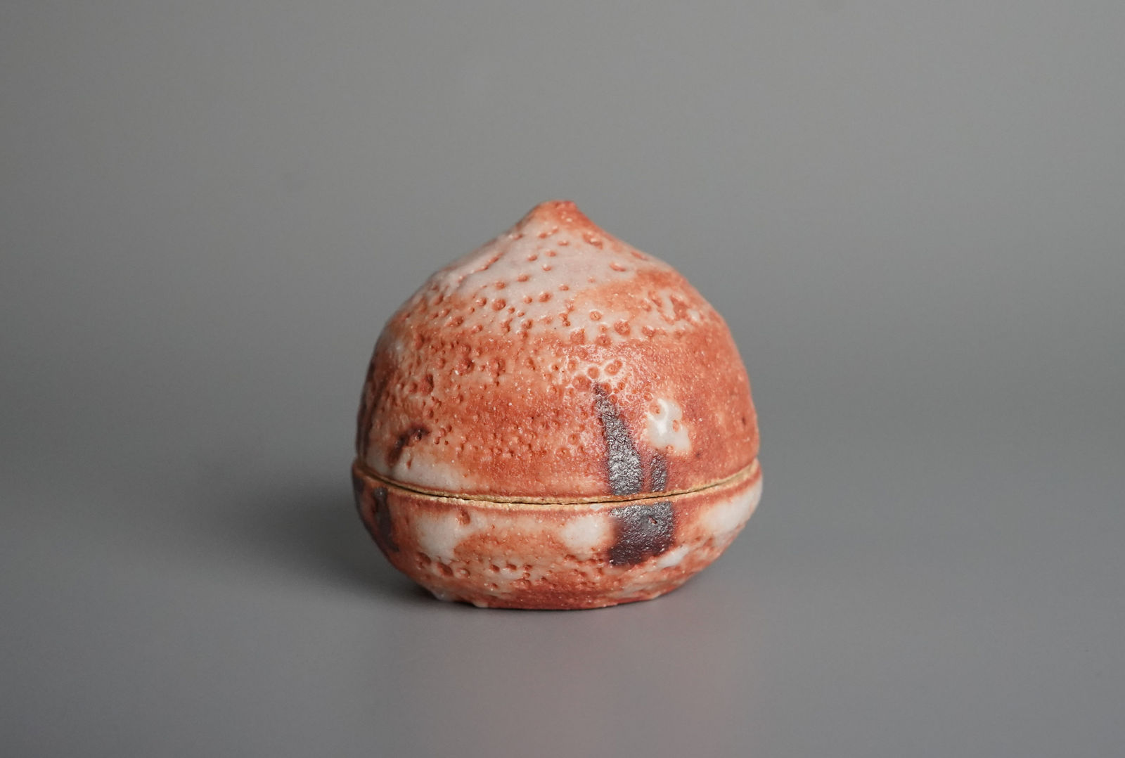 Wakao Toshisada 若尾利貞, Shino Incense Box 志野香合