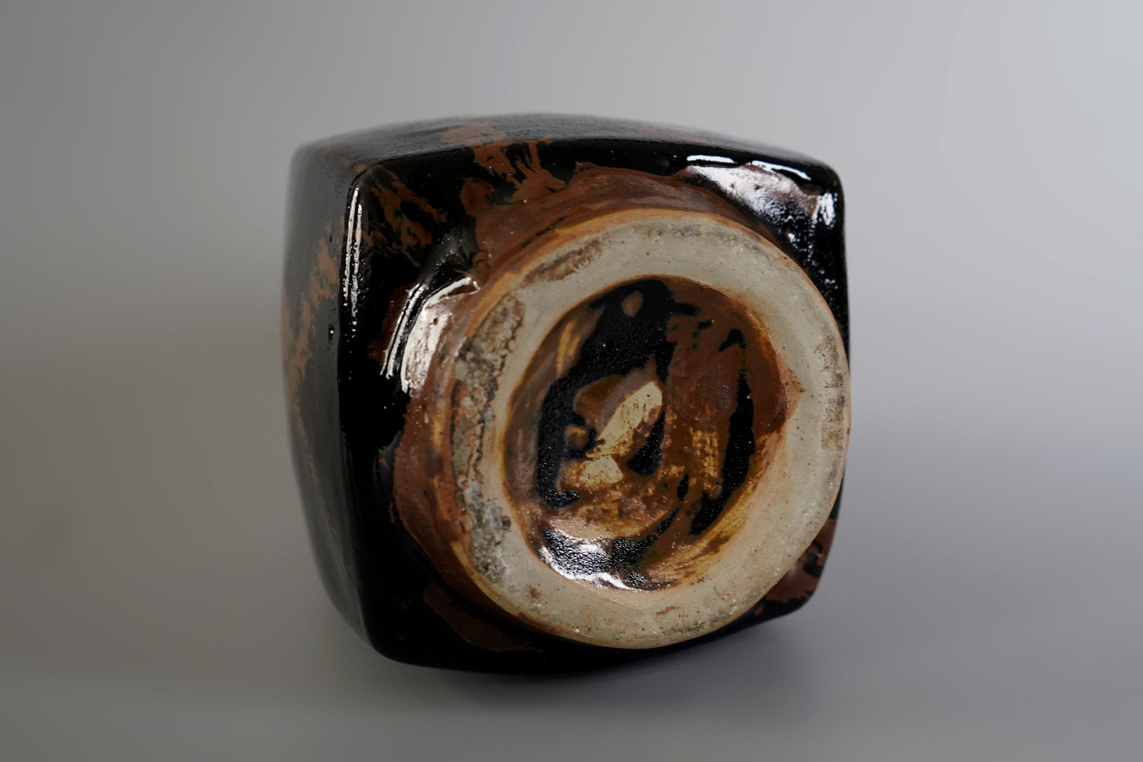 Hamada Shoji 濱田庄司, Black Glazed Jar with Persimmon Glaze Trailing 黒釉錆流掛方壺