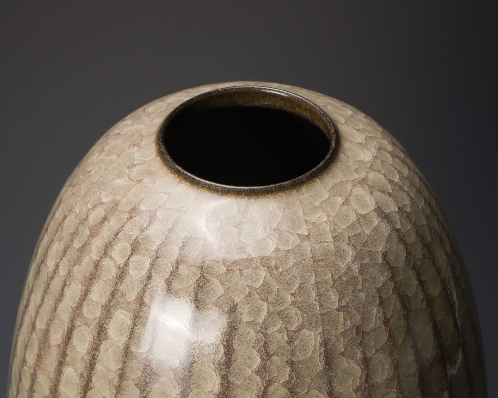 Minegishi Seiko 峯岸勢晃, Beige celadon jar with Kanyu craqueleur