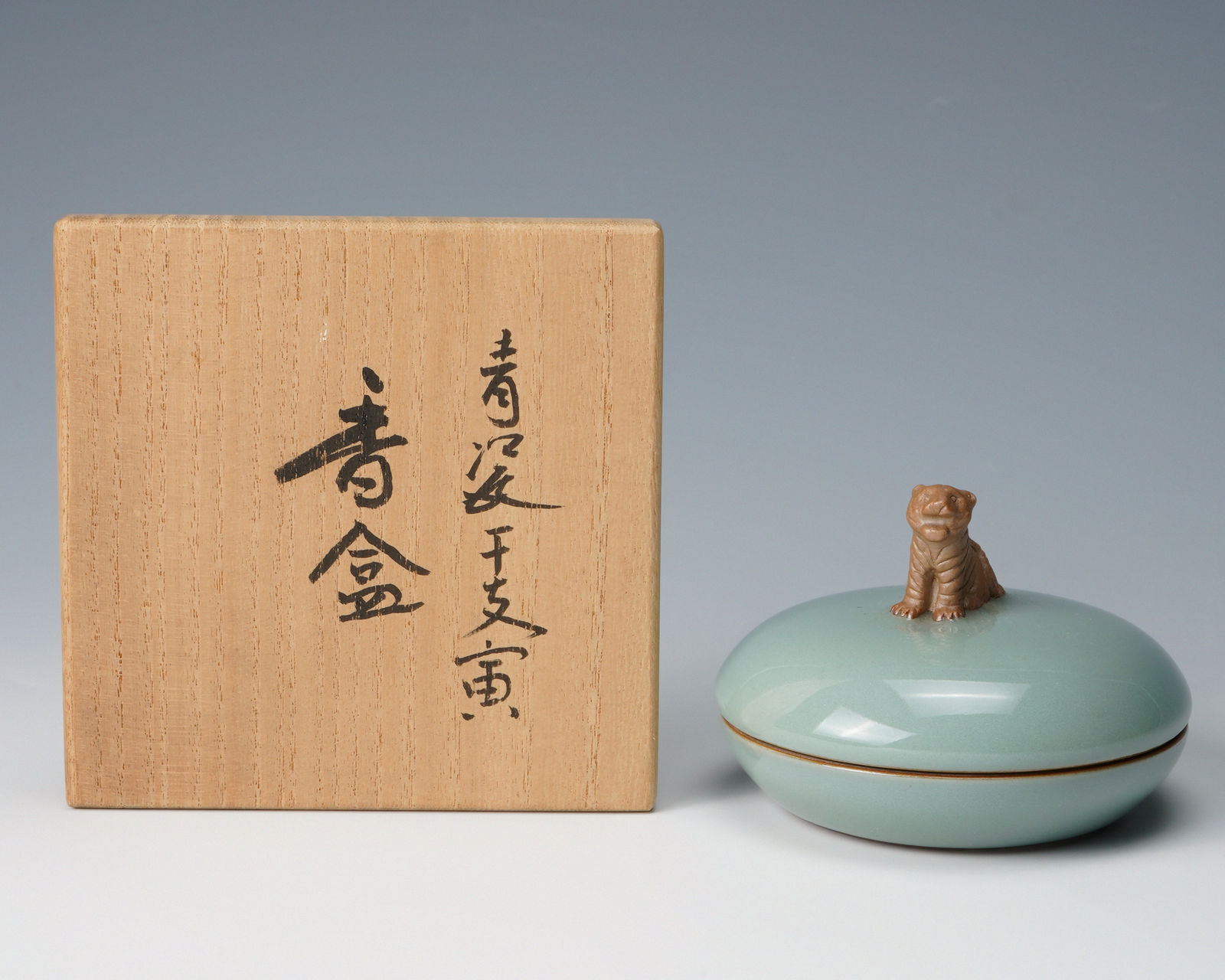 SUWA Sozan Ⅲ 三代 諏訪 蘇山, Incense Container with Tiger 青瓷干支寅 香盒