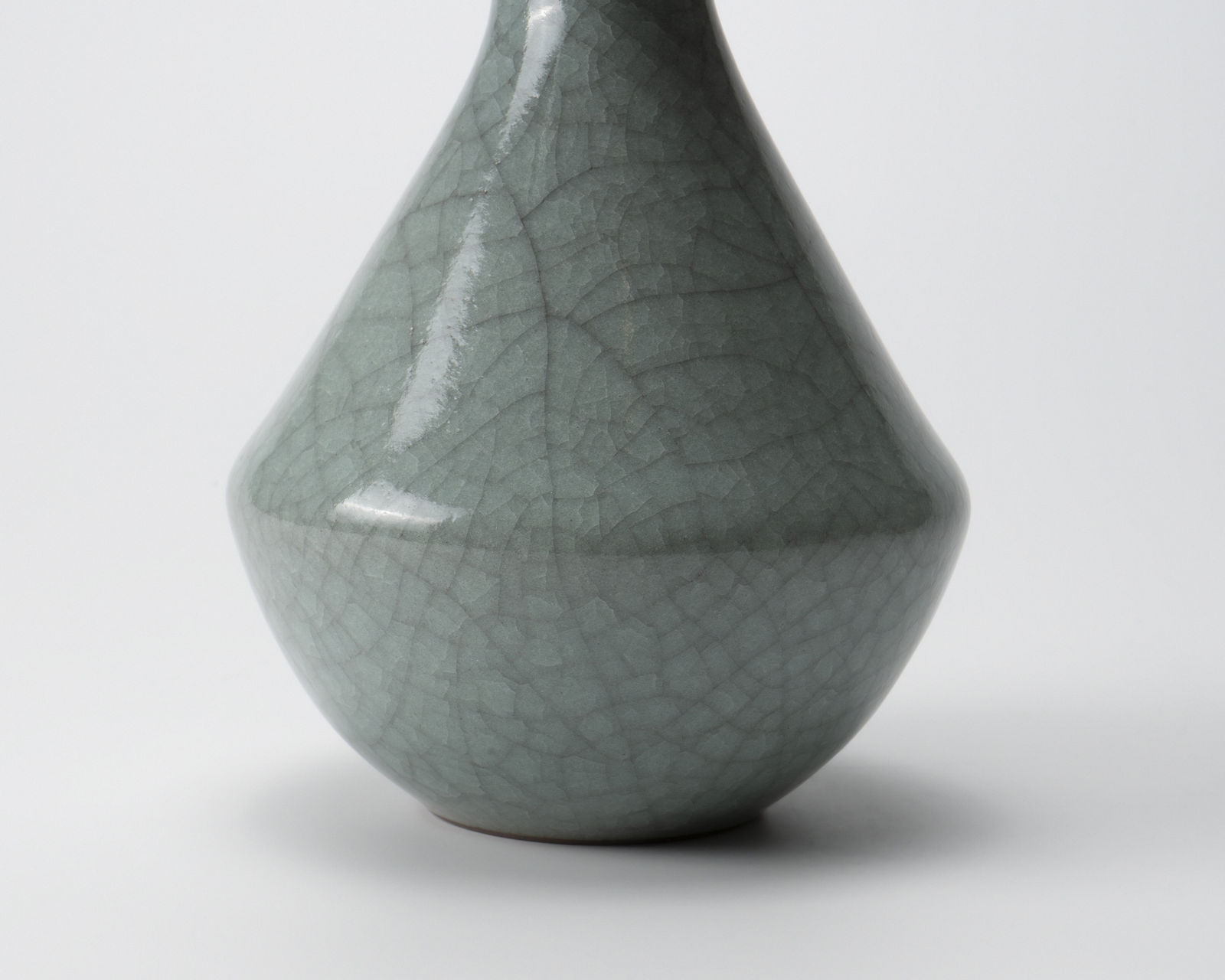 Yoshida Shuhei 吉田周平, Celadon spouted flower vase, 2023