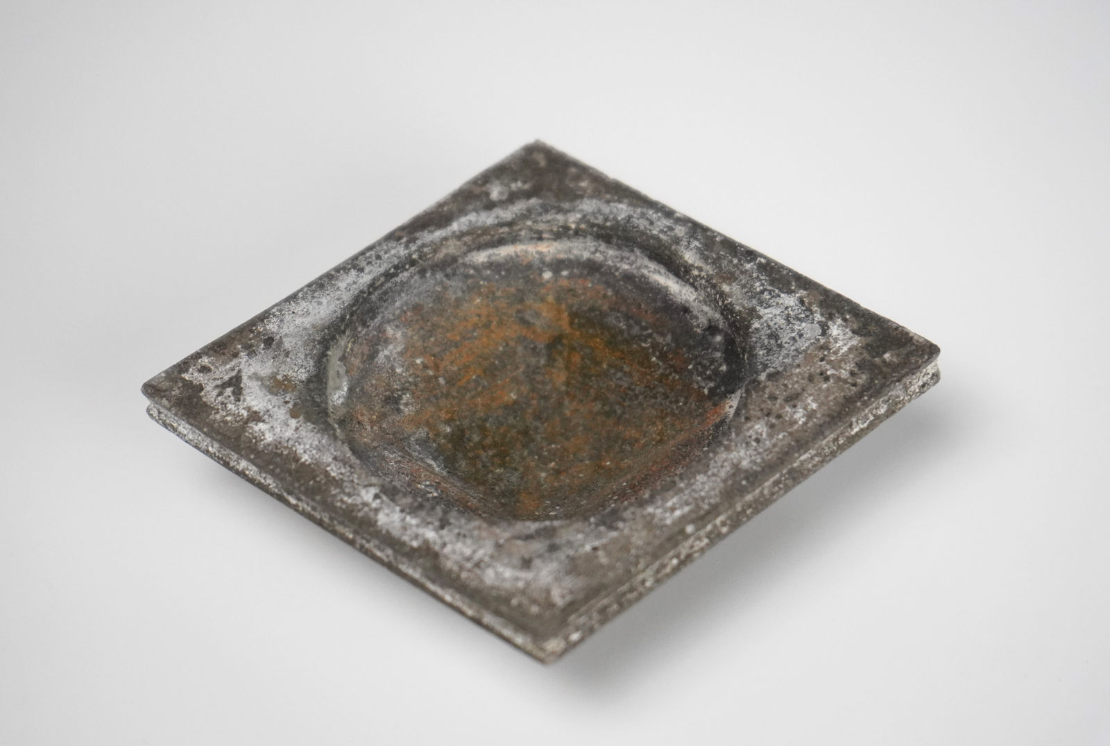 Koinuma Michio 肥沼美智雄, Box with carved patterns