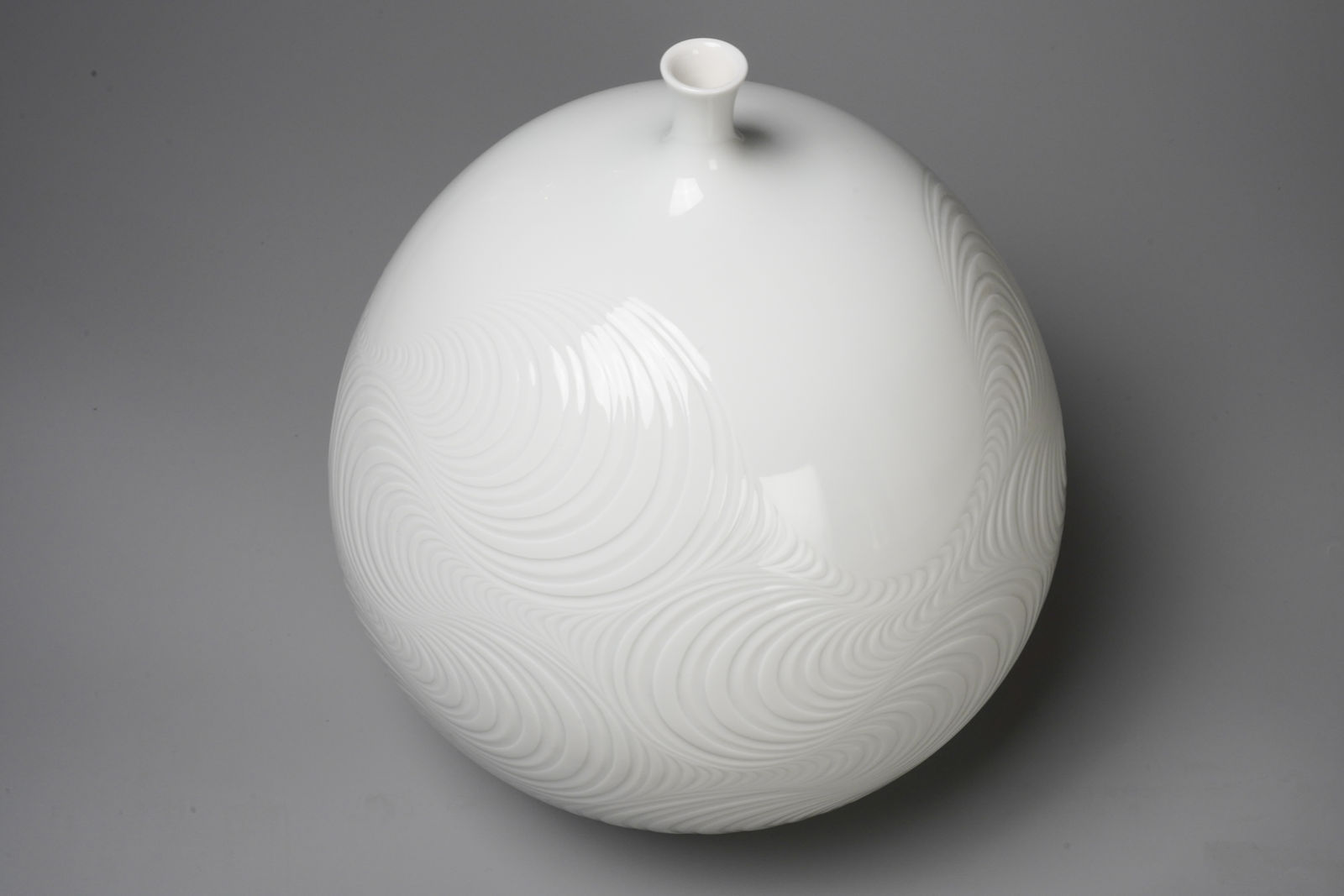 Shumei Fujii 藤井朱明, White Porcelain Jar with Carved Design 白磁潮彫壷