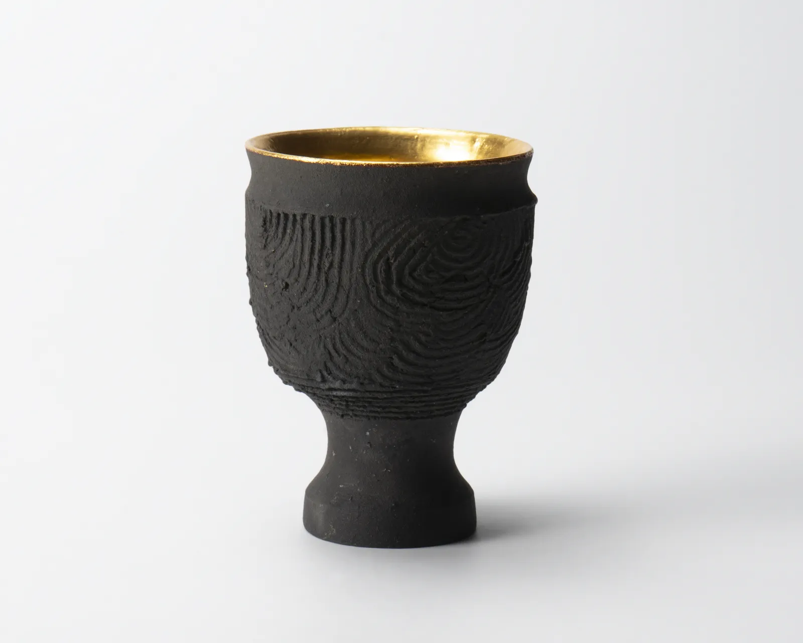 Sakata Jinnai 坂田 甚内, Oxidized smoke sake cup with gold interior 金環杯