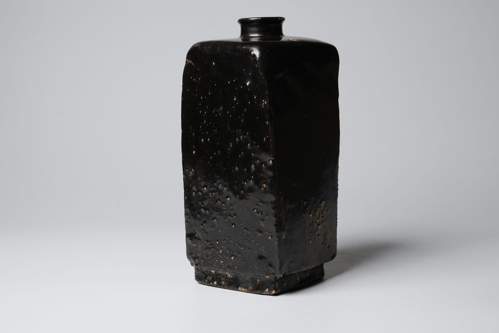KOBAYASHI Togo 小林東五, Square bottle with black iron glaze 黒四方花入
