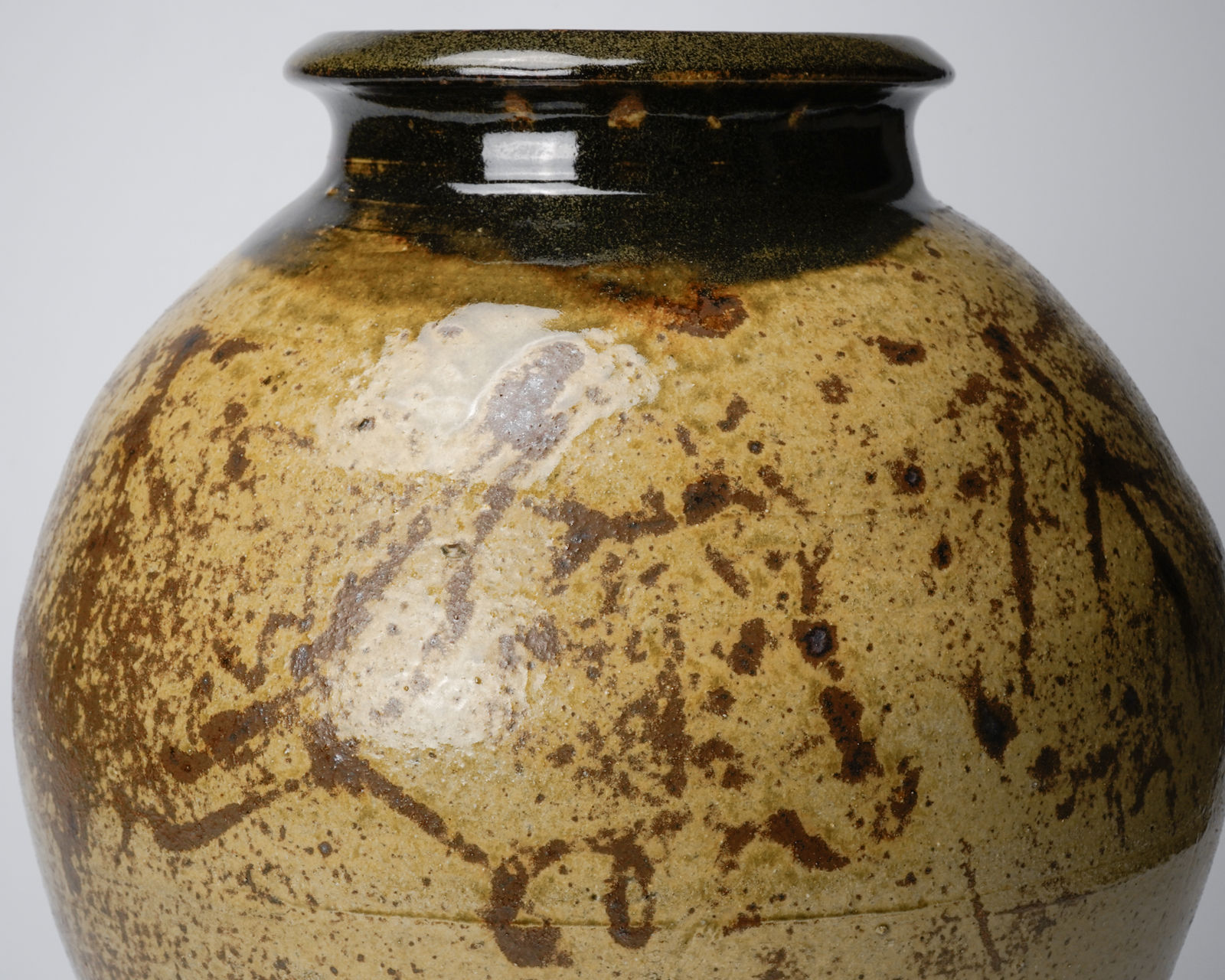Murata Gen 村田 元, Ash Glazed Iron Jar with Grape Drawing 灰釉葡萄文壺