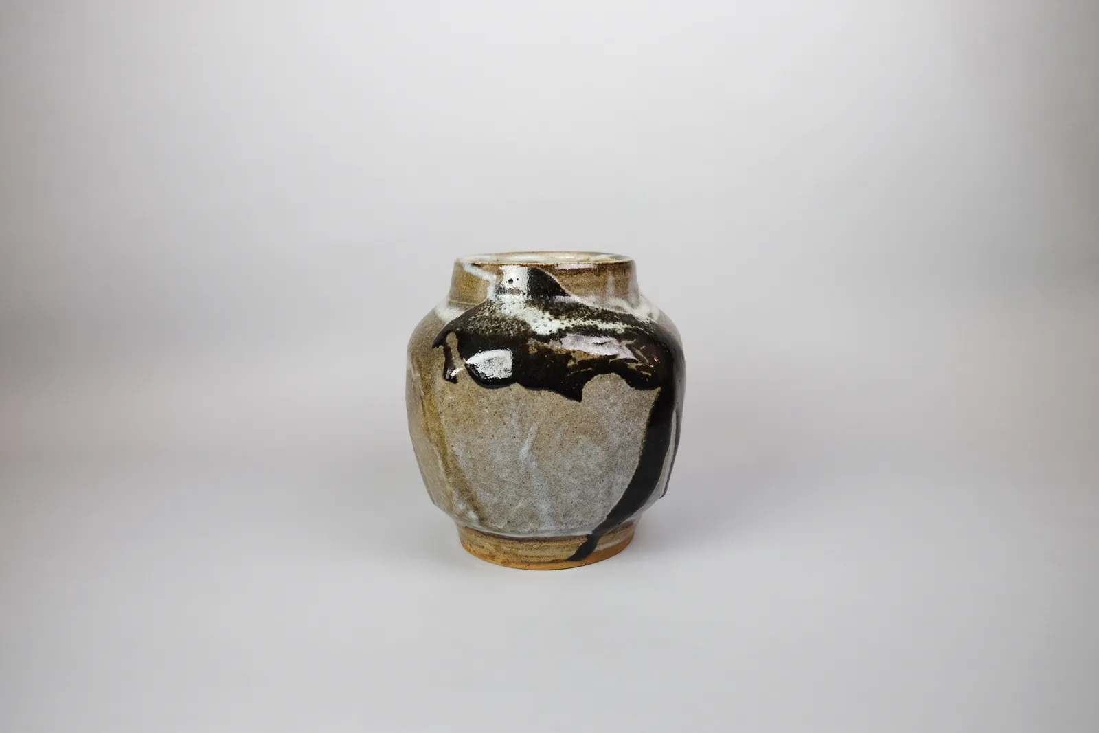 Murata Gen 村田 元, Faceted Jar with Black Iron over Rice Husk Glaze 白釉黒文面取壺, 1960s