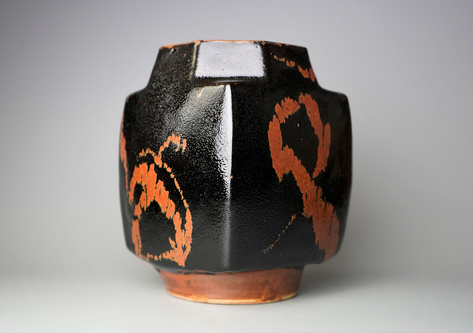 Hamada Shoji 濱田庄司, Black Glazed Jar with Persimmon Glaze Trailing 黒釉錆流掛方壺