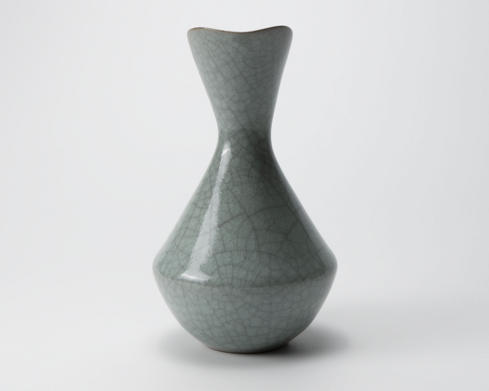 Yoshida Shuhei 吉田周平, Celadon spouted flower vase, 2023