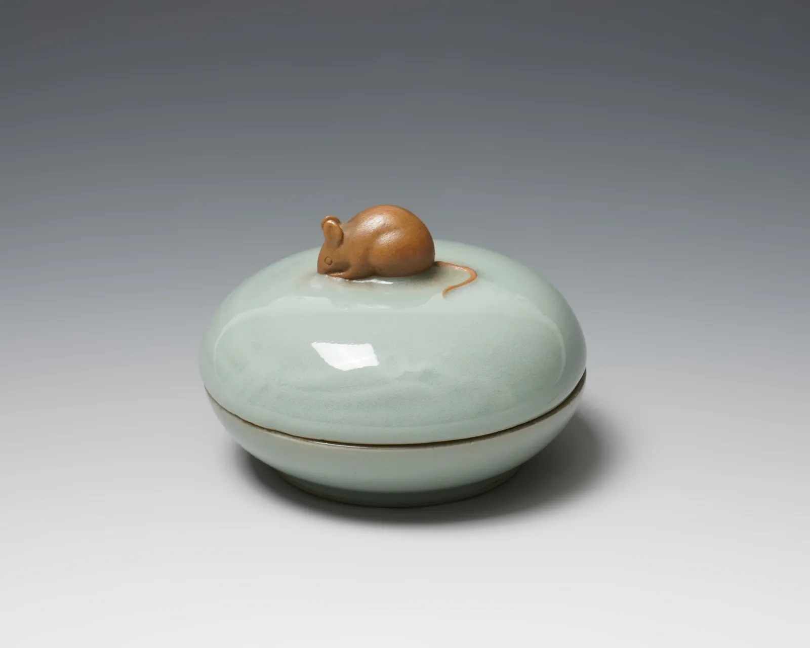SUWA Sozan II 諏訪蘇山二代, Incense container with mouse 青磁袋鼠香合