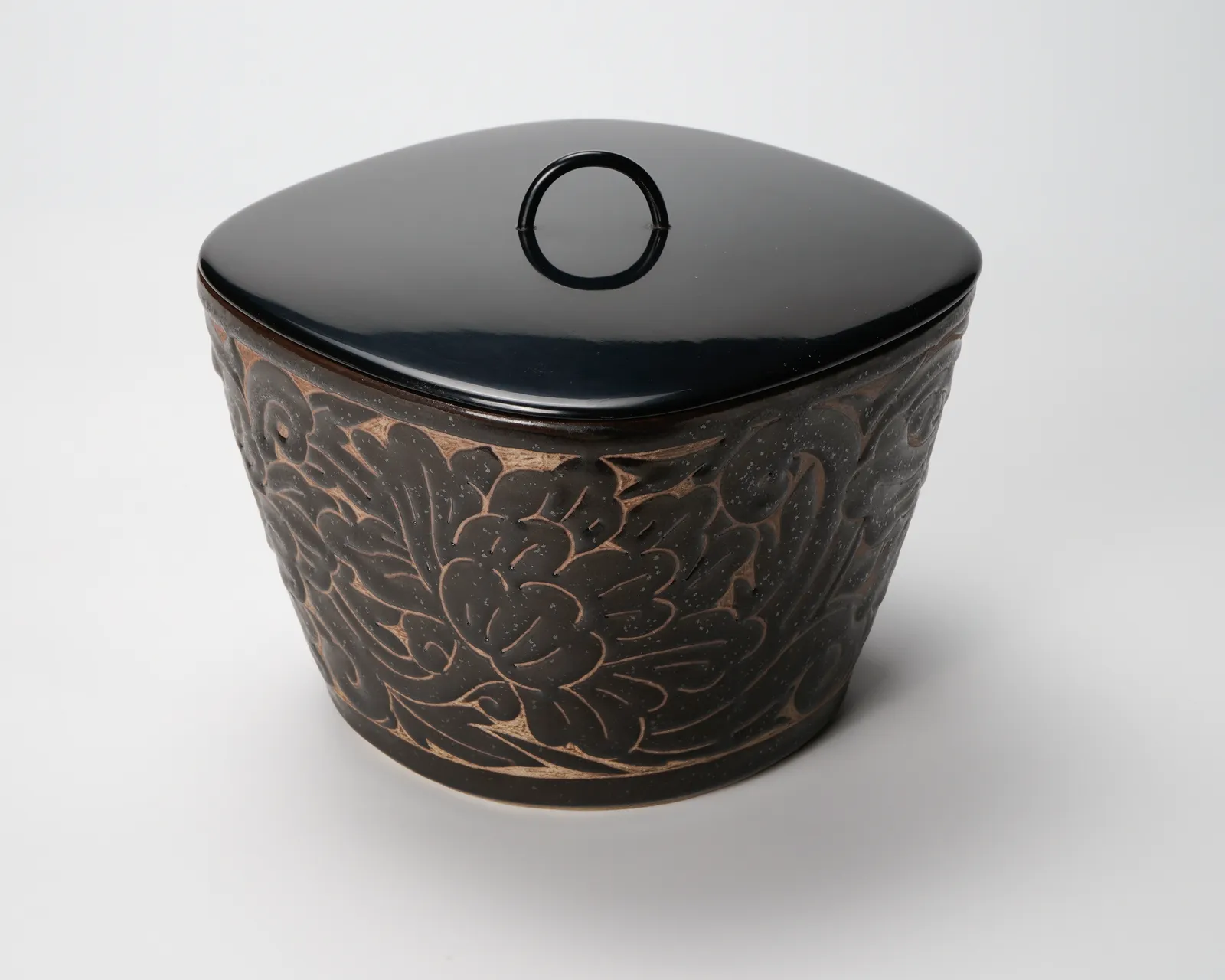 Miyanohara Ken 宮之原 謙, Water Jar with Engraved Peony Patterns, 牡丹文刻釉水指, circa 1965