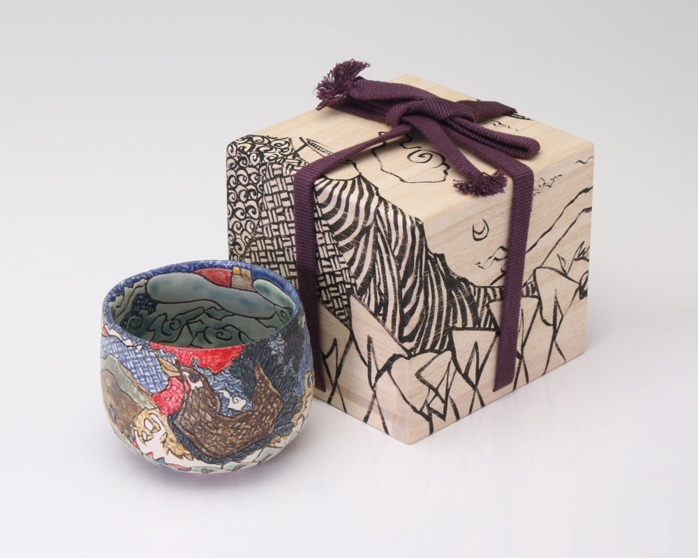 KOMAGO Tetsutarou 小孫哲太郎, No.5 Polychrome Guinomi with Carved Bantam Designs 線彫色絵チャボ紋ぐい呑, 2023