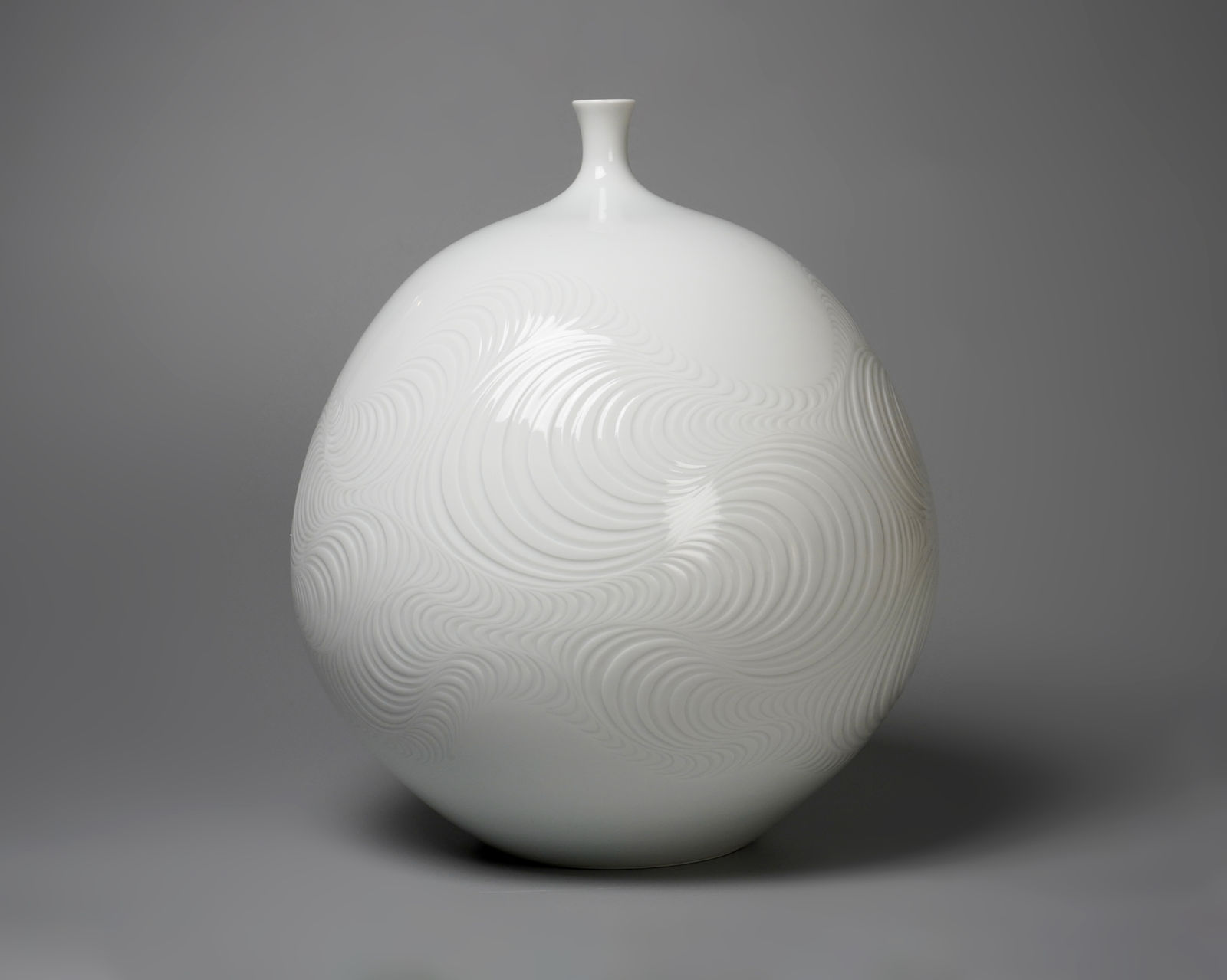 Shumei Fujii 藤井朱明, White Porcelain Jar with Carved Design 白磁潮彫壷