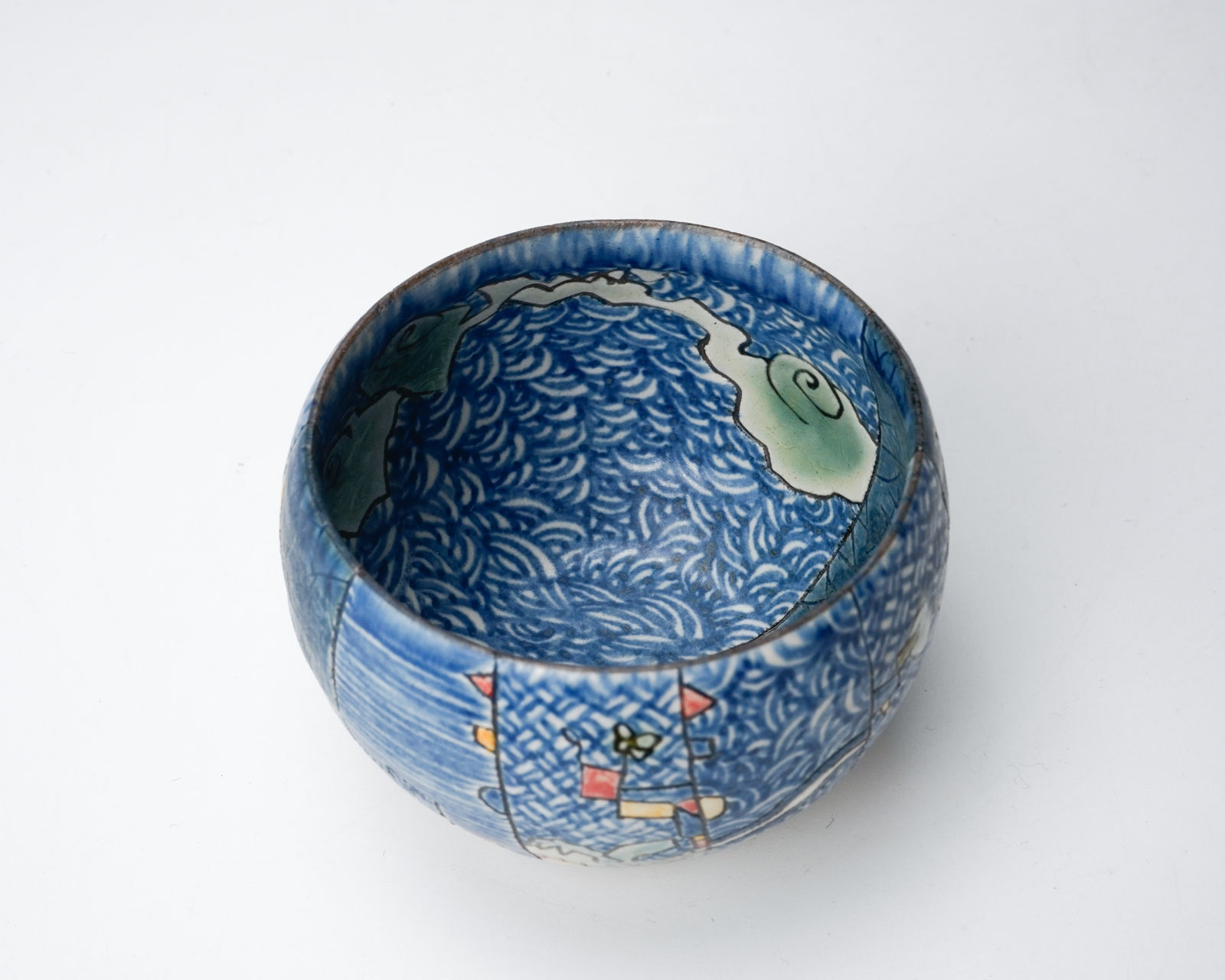 KOMAGO Tetsutarou 小孫哲太郎, No.1 Polychrome guinomi with carved turtle designs 線彫色絵亀紋ぐい呑, 2023