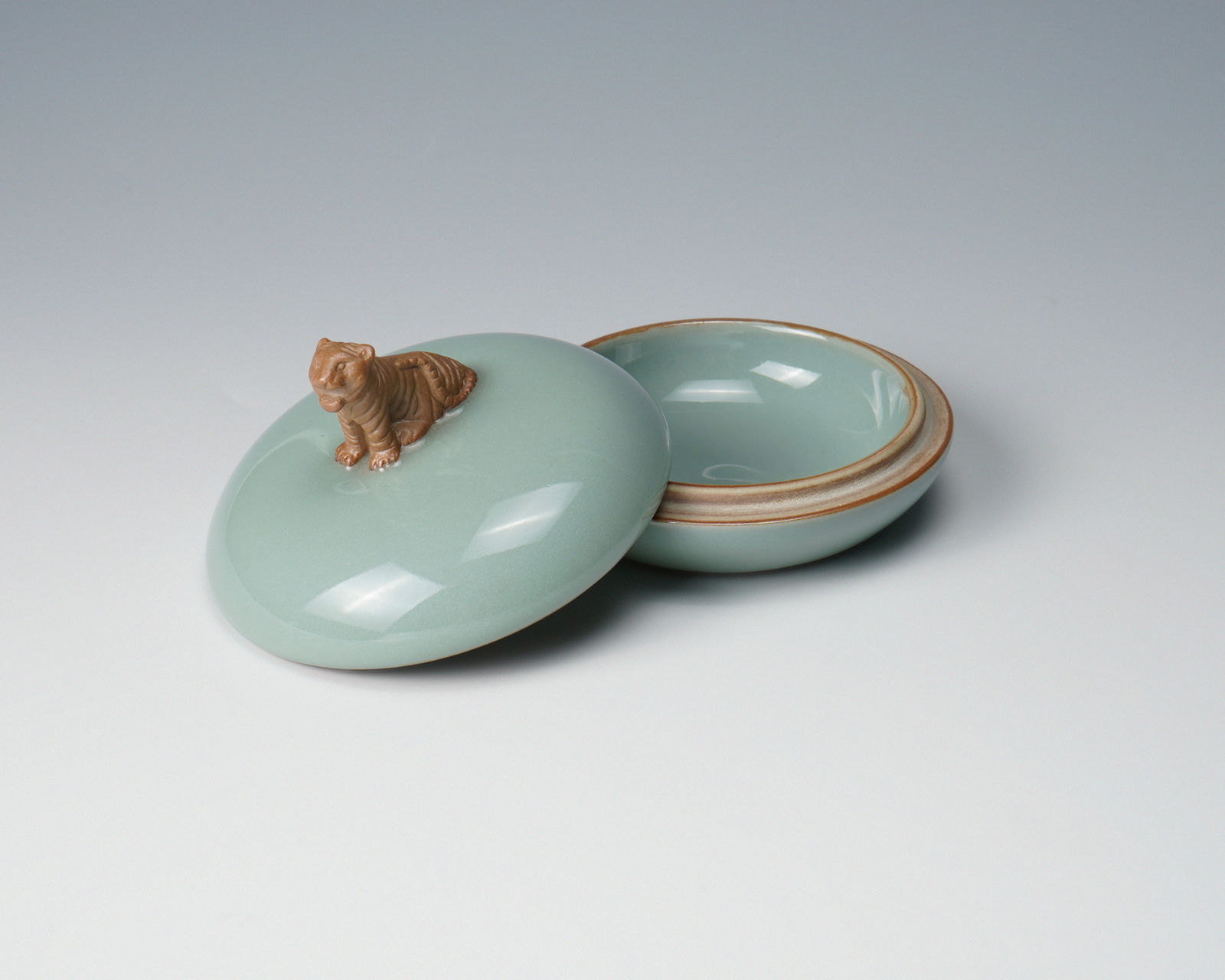 SUWA Sozan Ⅲ 三代 諏訪 蘇山, Incense Container with Tiger 青瓷干支寅 香盒