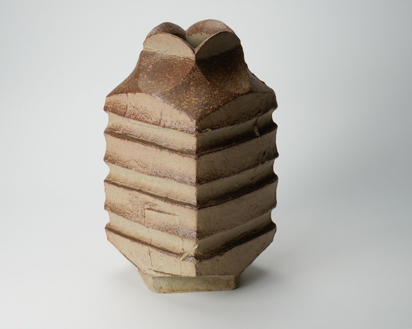 Mori Togaku 森 陶岳, Faceted Bizen jar, 1990