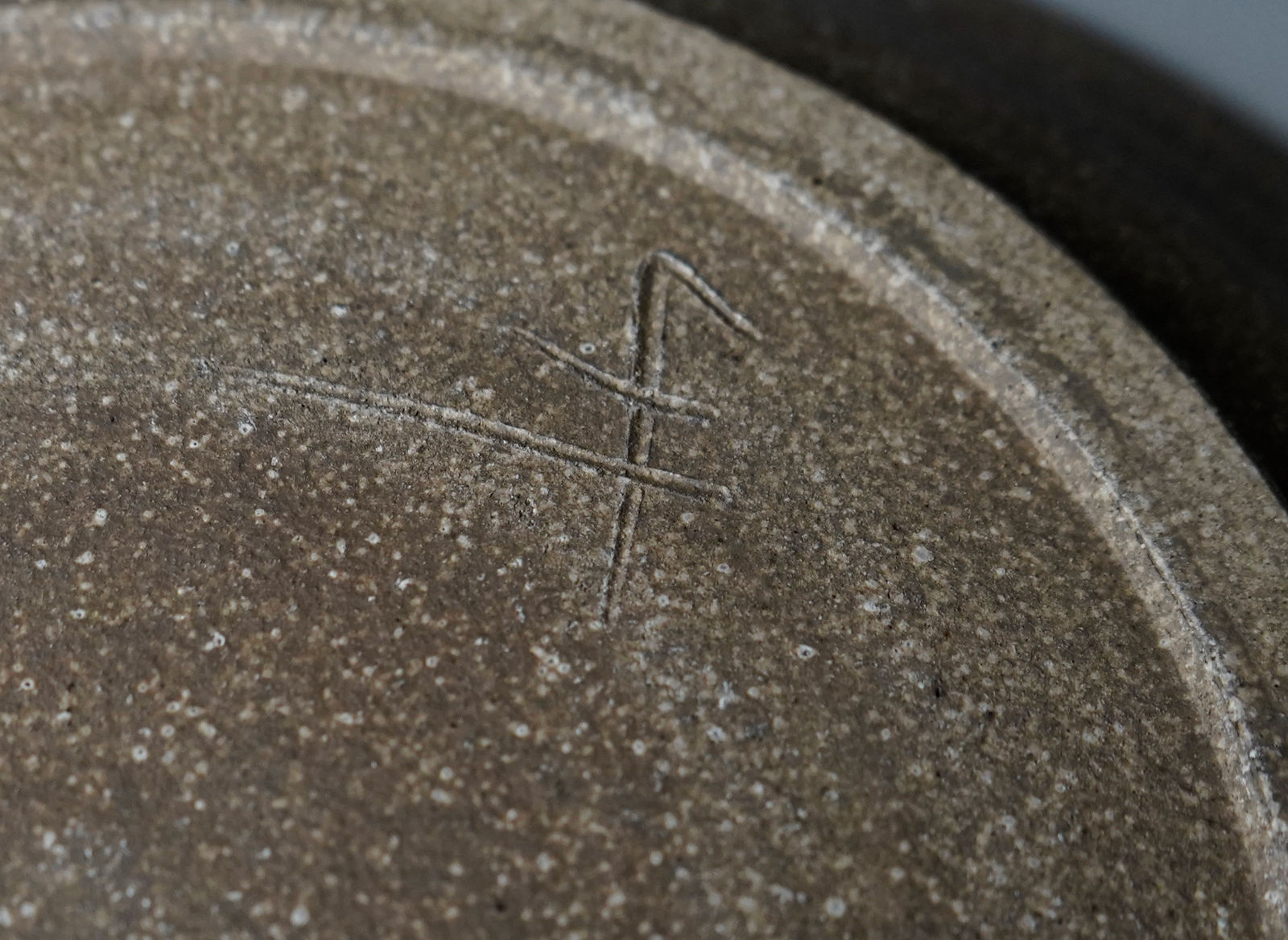 Takeuchi Kimiaki 竹内公明, Large Tokoname Plate 灰釉大皿 2