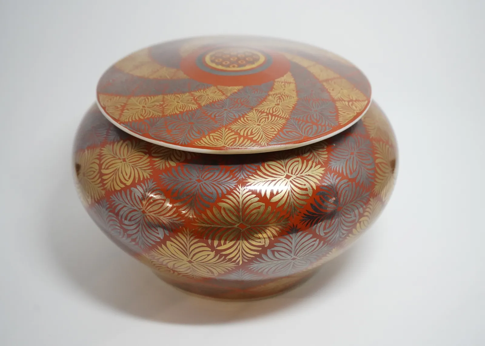 Tomimoto Kenkichi 富本憲吉, 色地金銀彩 羊歯文蓋付飾壷