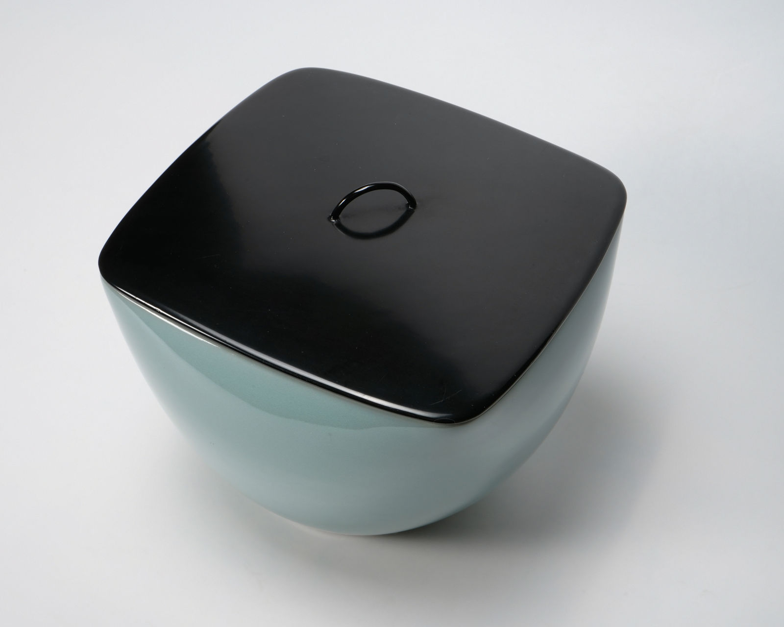 SUWA Sozan Ⅲ 三代 諏訪 蘇山, Squared celadon water jar 青磁角水指