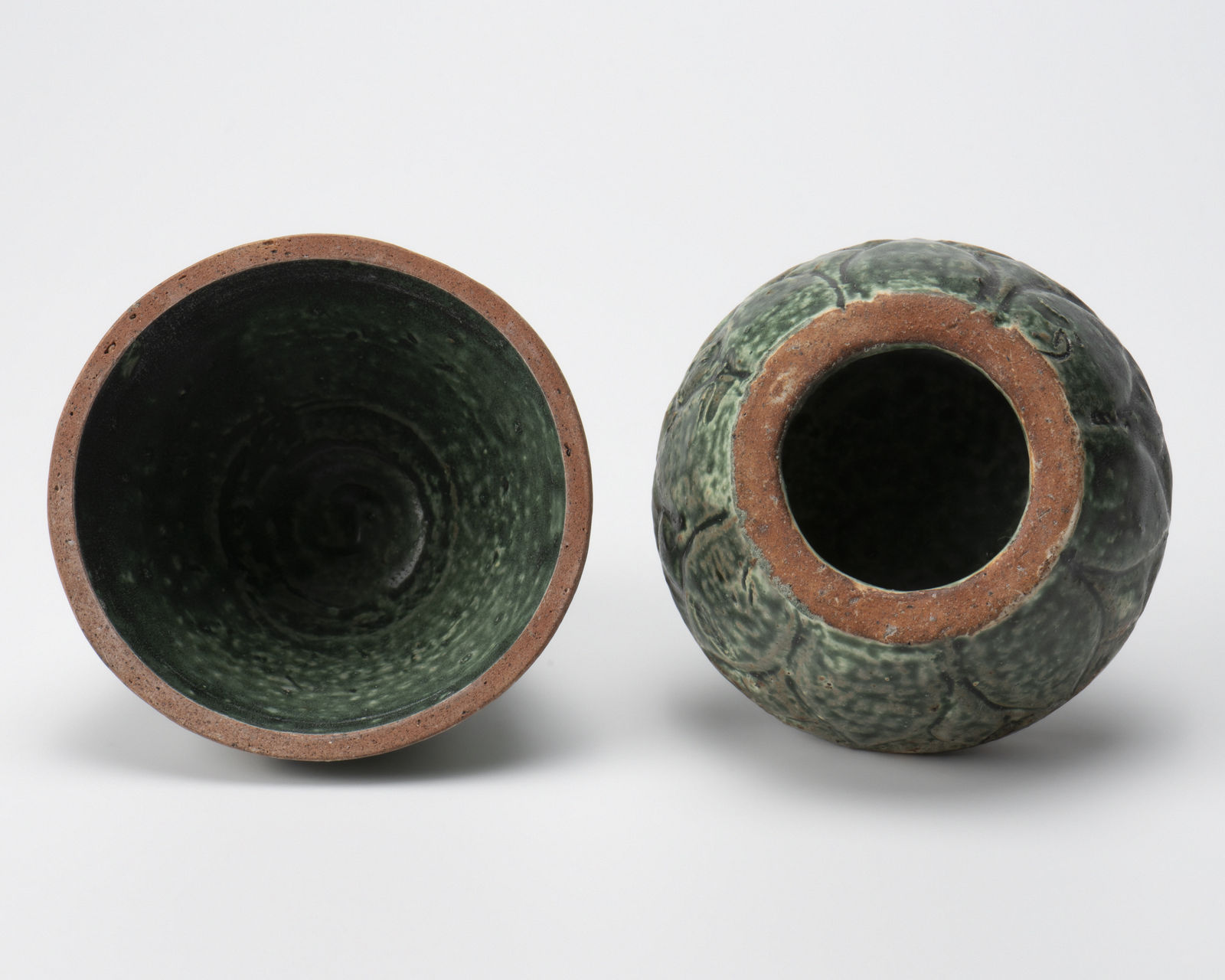 Kikuchi Katsu 菊池克, Lidded mountain-shaped vessel with green glaze