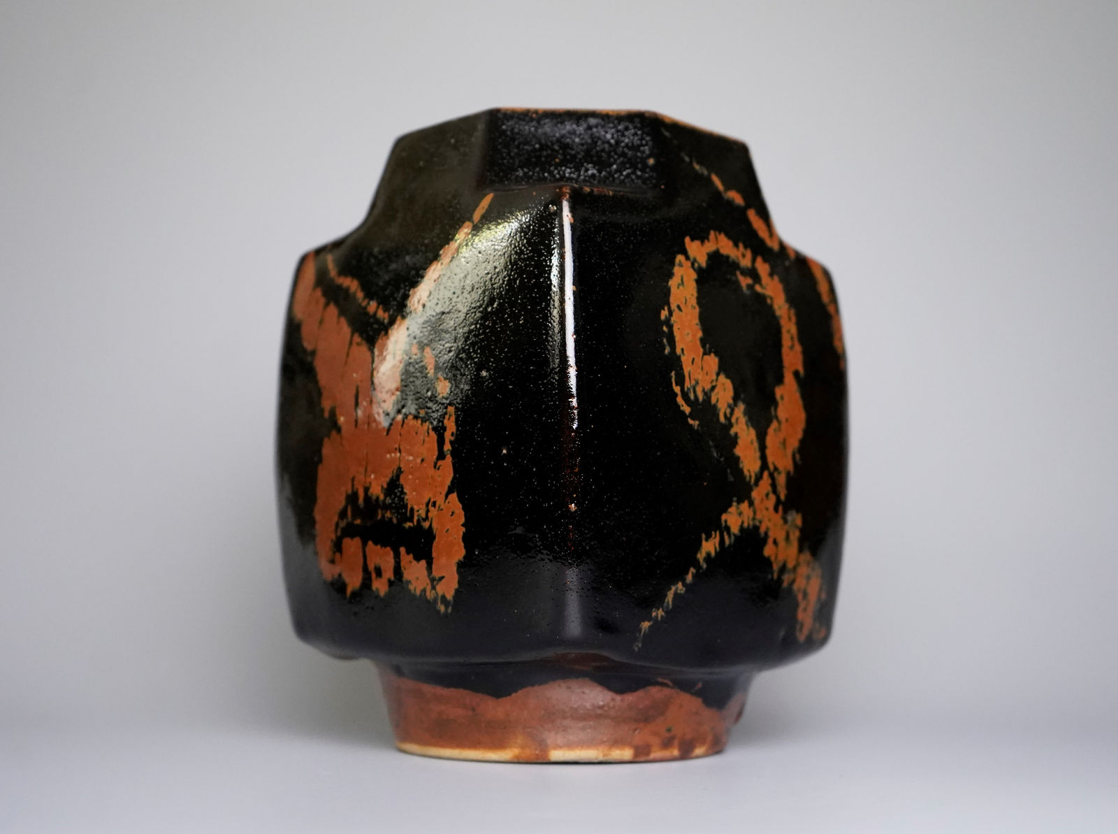 Hamada Shoji 濱田庄司, Black Glazed Jar with Persimmon Glaze Trailing 黒釉錆流掛方壺