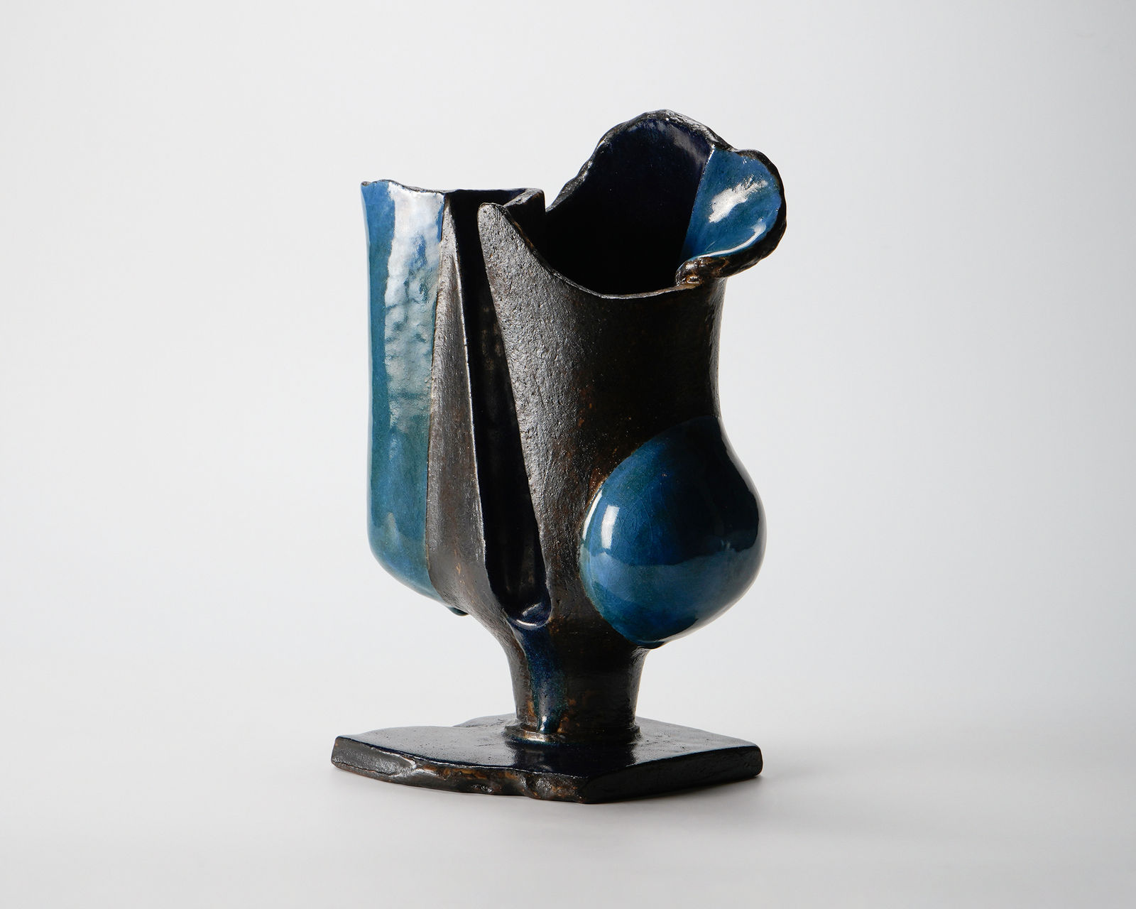 Yanagihara Mutsuo 柳原睦夫, Topological Vessel: The Sound of a Pulse (standing vase with azure glaze) 碧釉トポロ立壺"鼓動を聴く'", 2020
