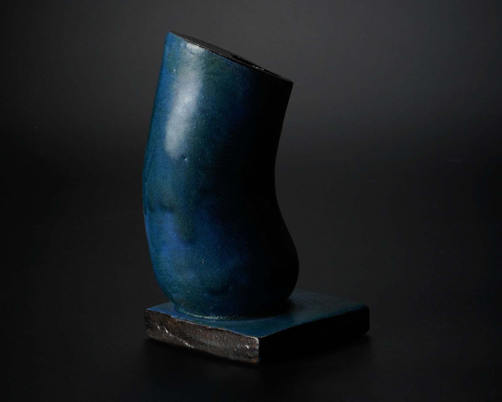 Yanagihara Mutsuo 柳原睦夫, Topological Vessel (tubular flower vase with azure glaze) 碧釉トポロ筒花入, 2018