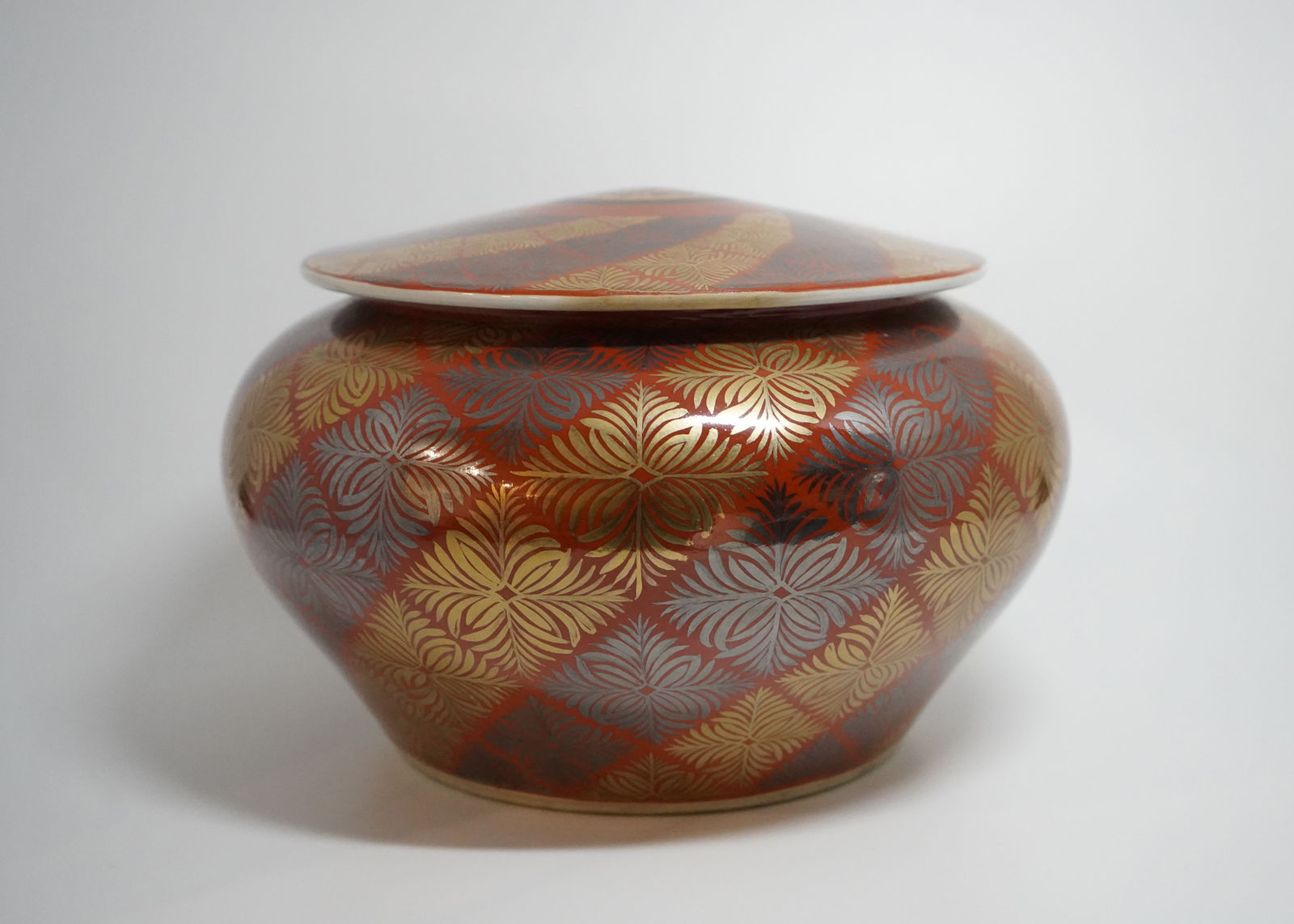 Tomimoto Kenkichi 富本憲吉, 色地金銀彩 羊歯文蓋付飾壷