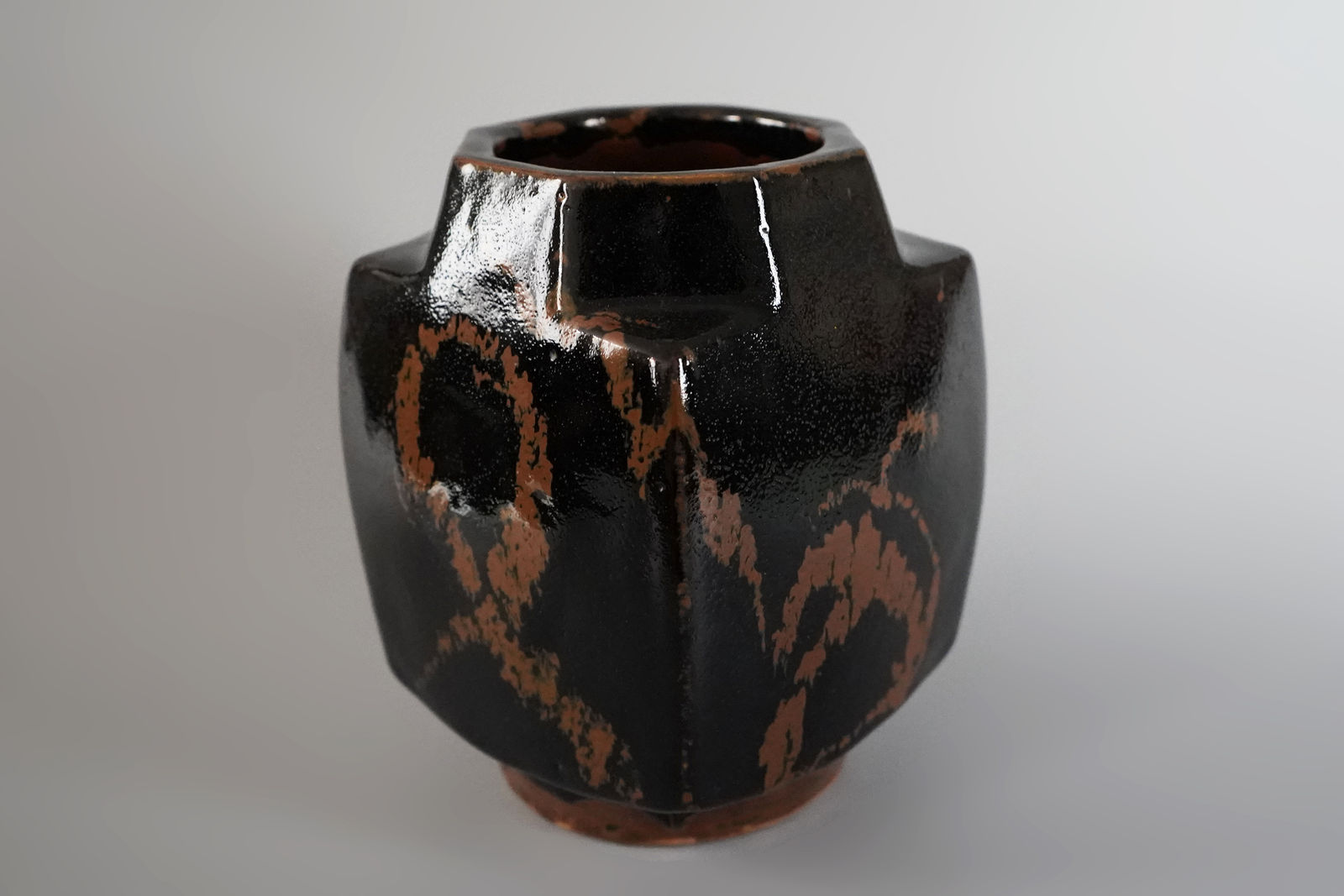Hamada Shoji 濱田庄司, Black Glazed Jar with Persimmon Glaze Trailing 黒釉錆流掛方壺