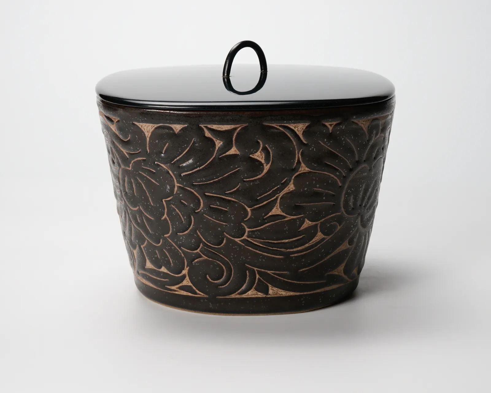 Miyanohara Ken 宮之原 謙, Water Jar with Engraved Peony Patterns, 牡丹文刻釉水指, circa 1965