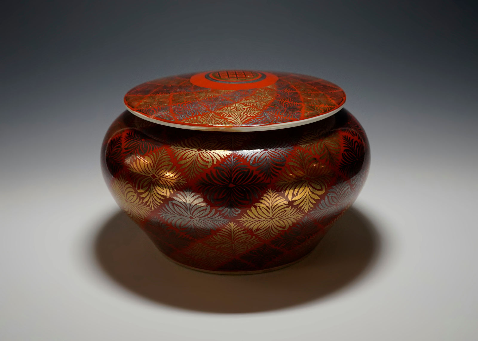 Tomimoto Kenkichi 富本憲吉, 色地金銀彩 羊歯文蓋付飾壷 | Dai Ichi