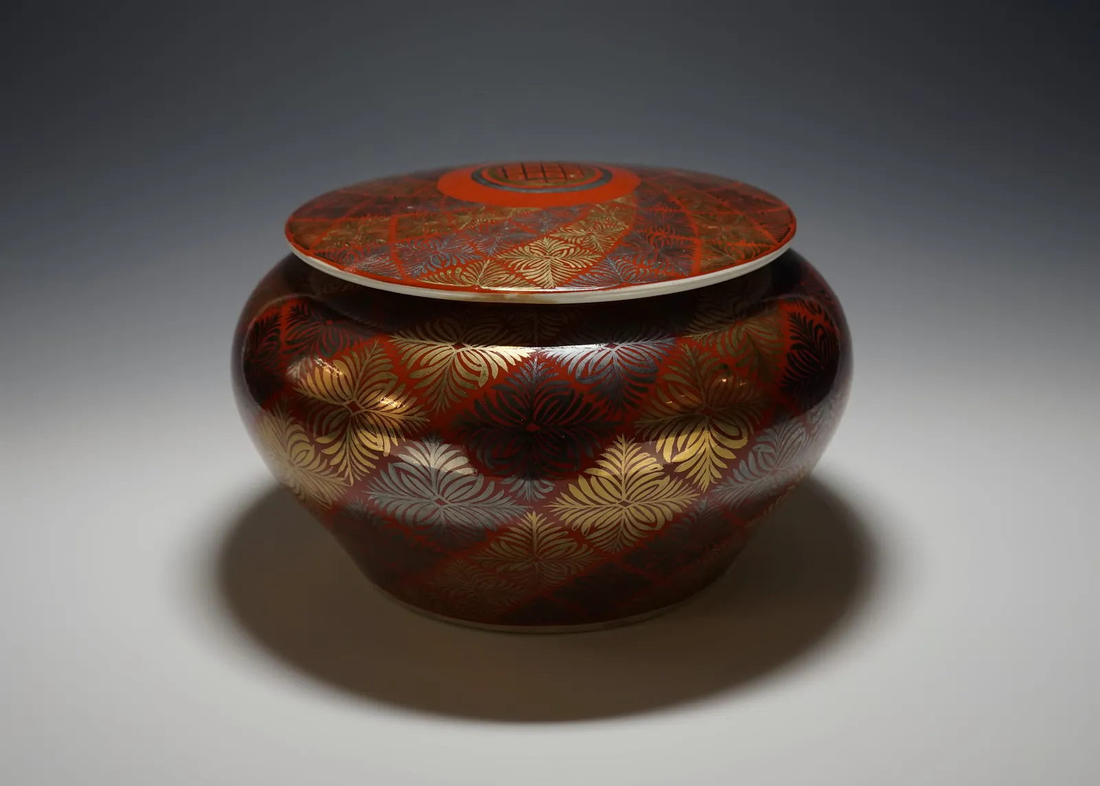 Tomimoto Kenkichi 富本憲吉, 色地金銀彩 羊歯文蓋付飾壷