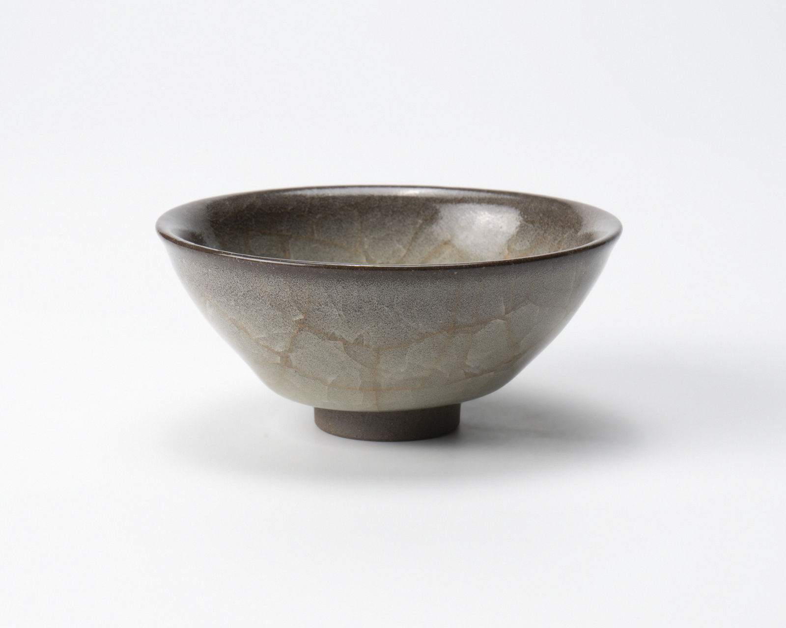 Fujita Naoki 藤田直樹, Beige-glazed porcelain sake cup