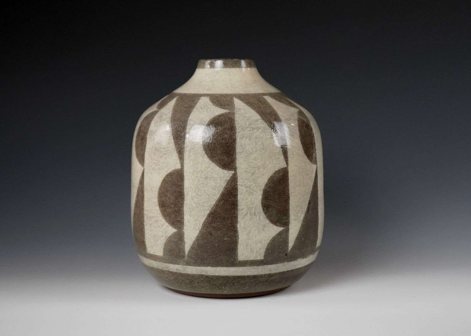SHINKAI Kanzan 新開寛山, Flower Vase with Abstract Patterns 白い更紗 花瓶