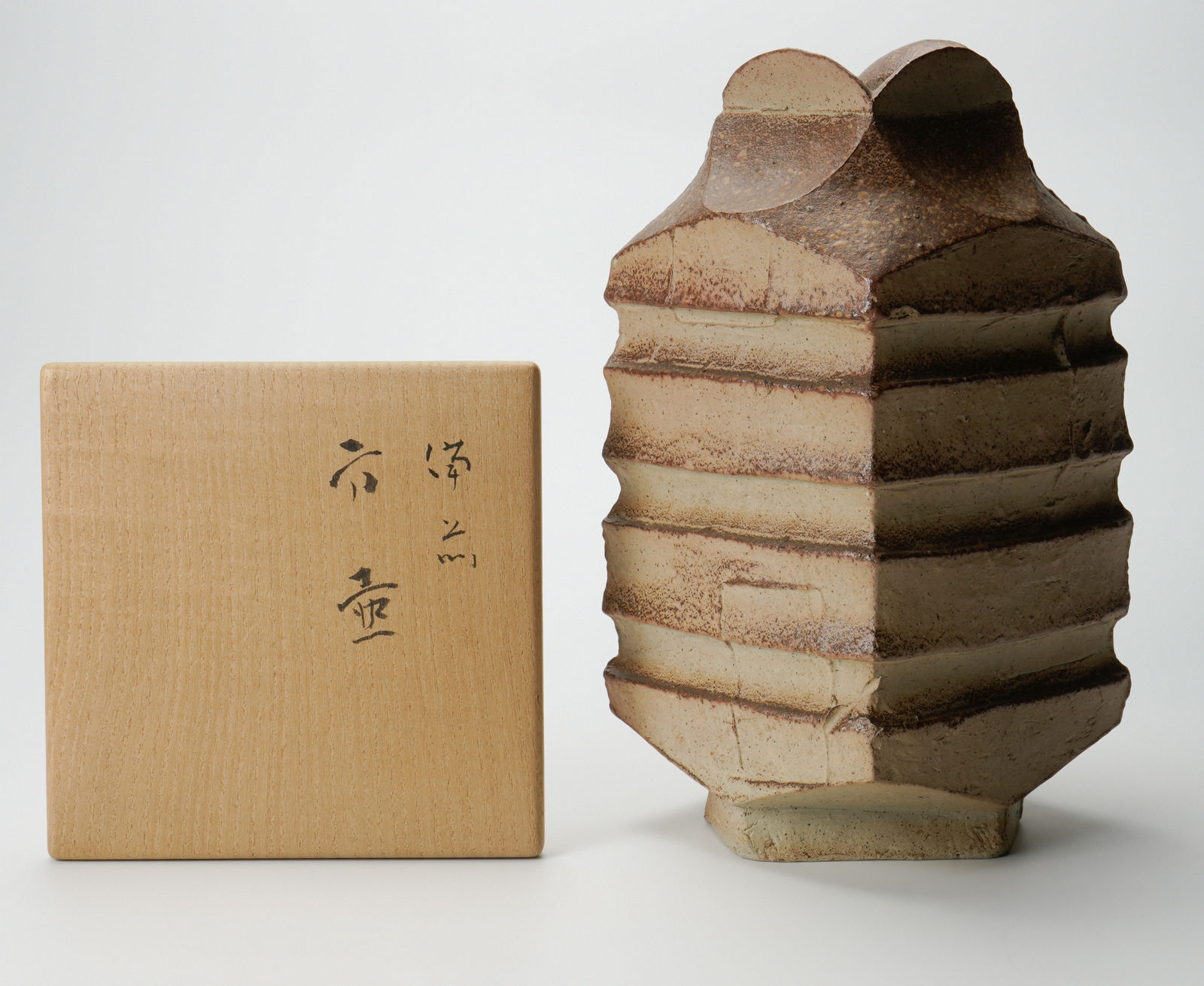 Mori Togaku 森 陶岳, Faceted Bizen jar, 1990