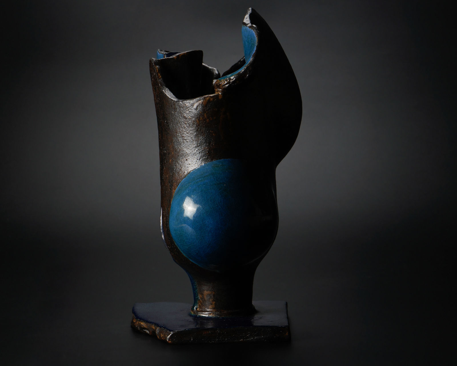 Yanagihara Mutsuo 柳原睦夫, Topological Vessel: The Sound of a Pulse (standing vase with azure glaze) 碧釉トポロ立壺"鼓動を聴く'", 2020