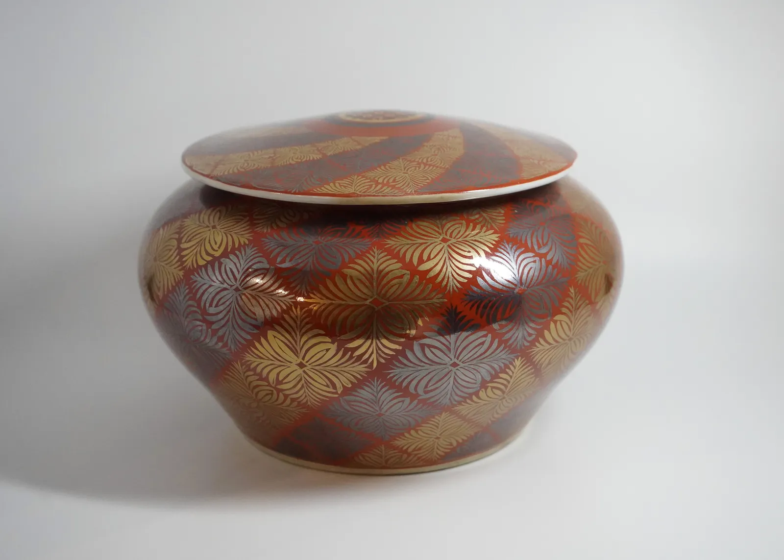 Tomimoto Kenkichi 富本憲吉, 色地金銀彩 羊歯文蓋付飾壷