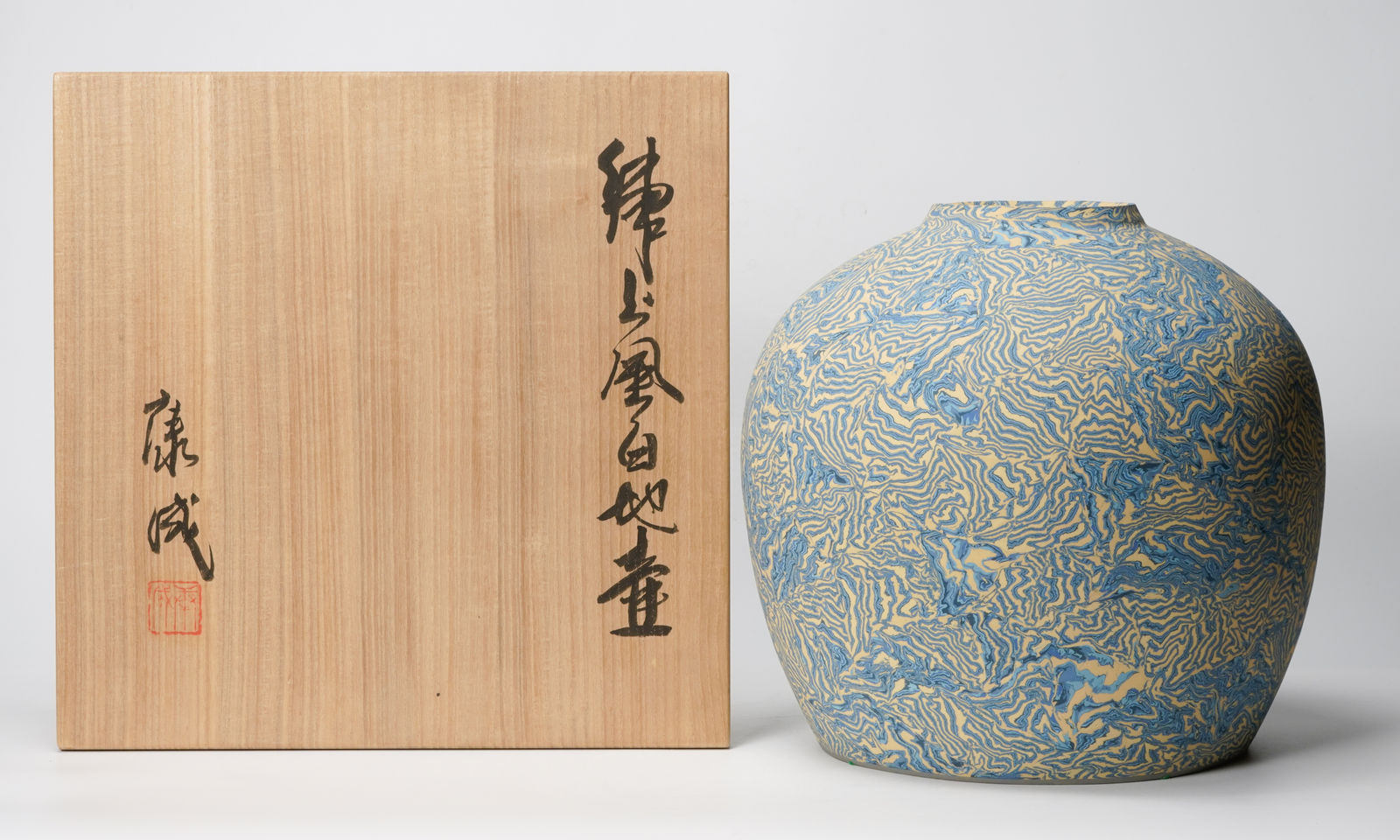 Matsui Kosei 松井康成, Jar with Marble Design 練上風白地壷, 1988