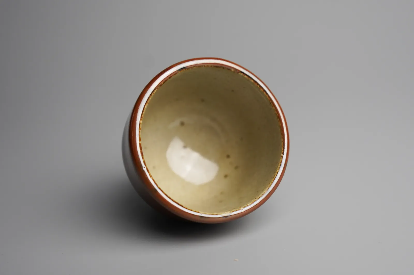 Hamada Shoji 濱田庄司, Persimmon Glazed Guinomi 柿釉抜絵ぐい吞み