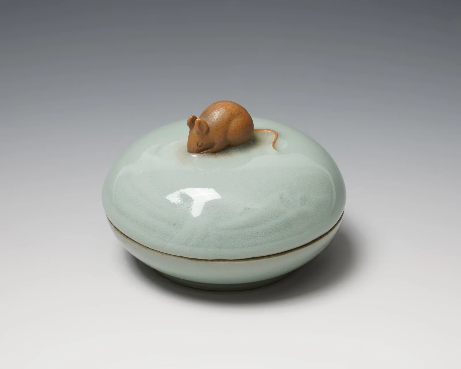 SUWA Sozan II 諏訪蘇山二代, Incense container with mouse 青磁袋鼠香合