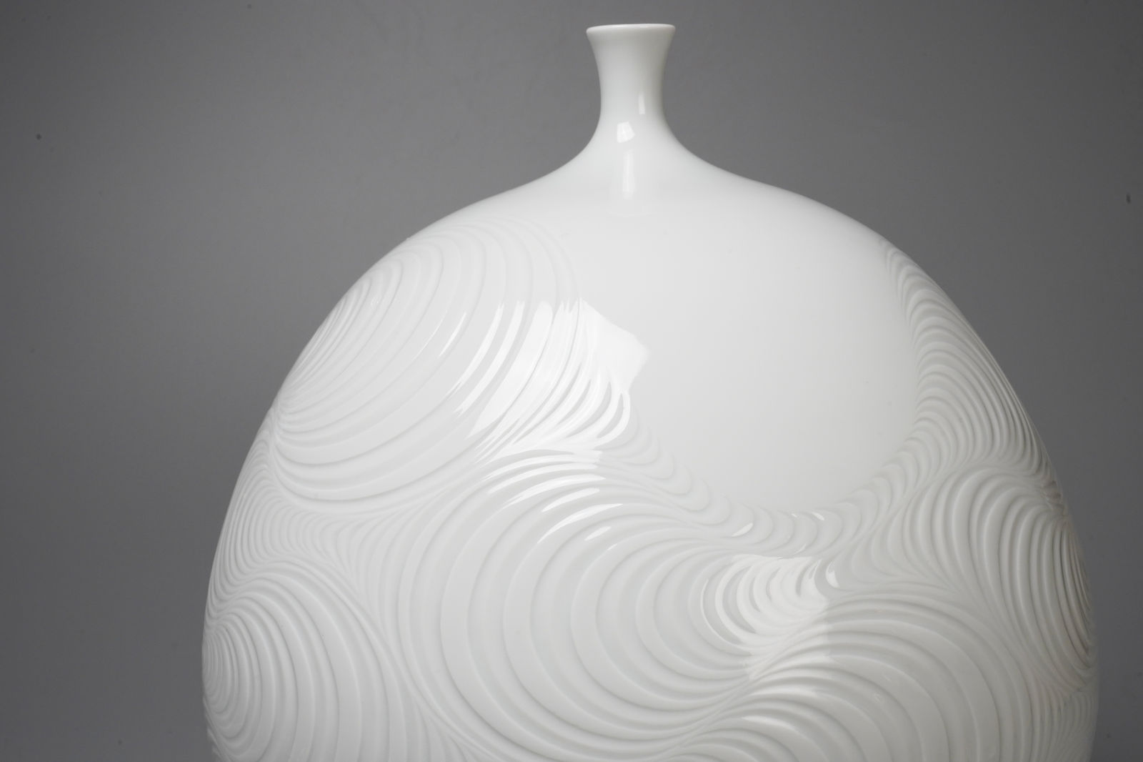 Shumei Fujii 藤井朱明, White Porcelain Jar with Carved Design 白磁潮彫壷
