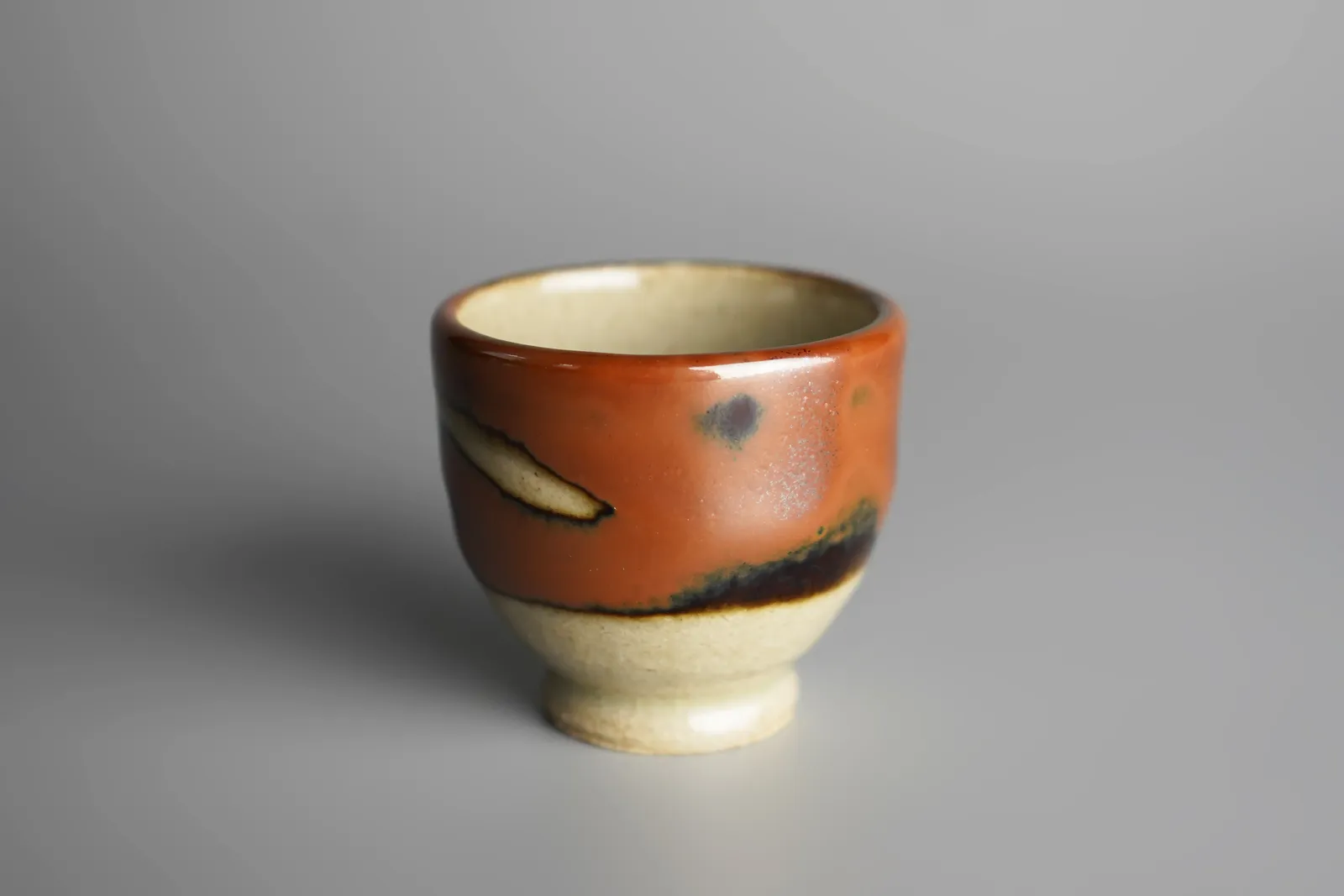 Hamada Shoji 濱田庄司, Persimmon Glazed Guinomi 柿釉抜絵ぐい吞み